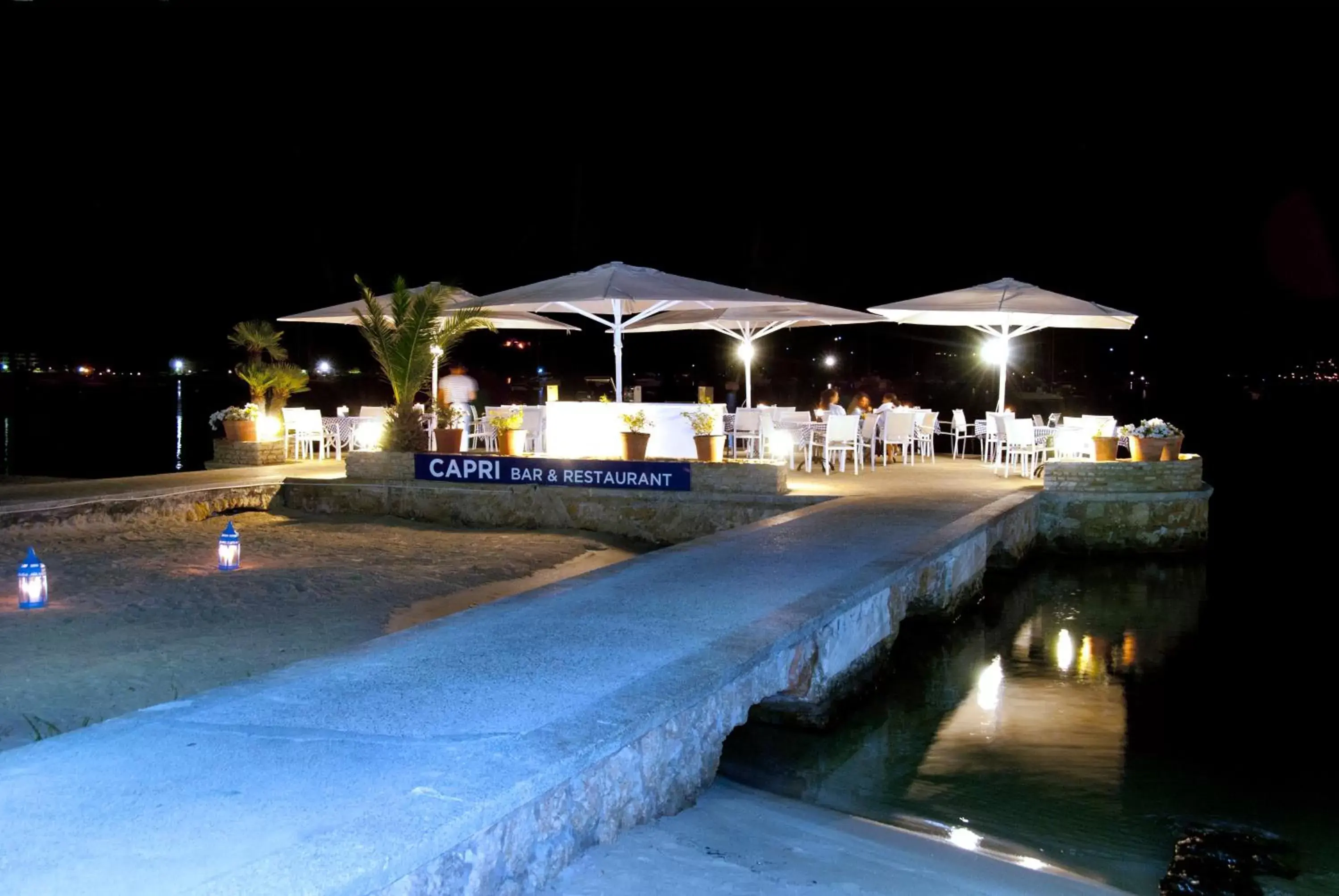 Restaurant/places to eat, Swimming Pool in Hotel Capri