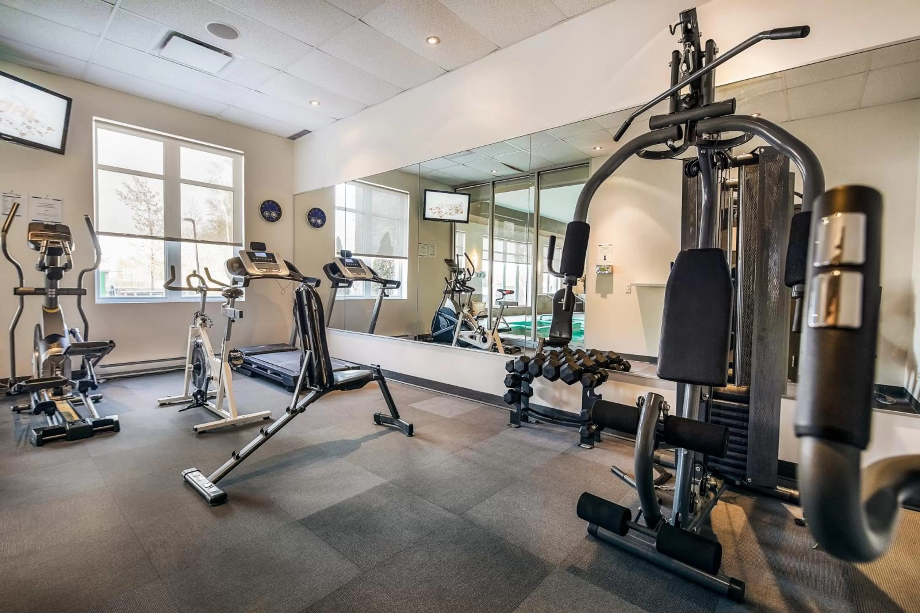 Fitness centre/facilities in Imperia Hôtel et Suites Terrebonne