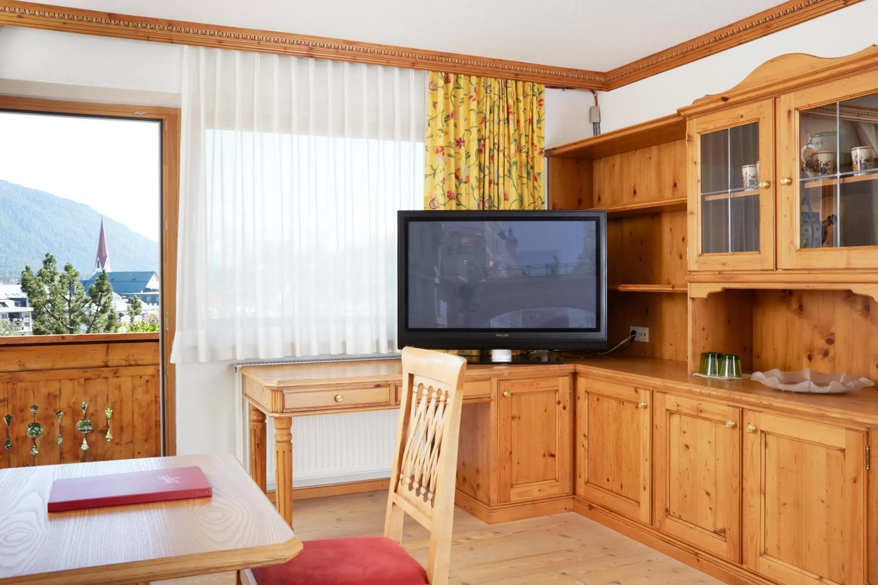 TV and multimedia, TV/Entertainment Center in Hotel Seelos