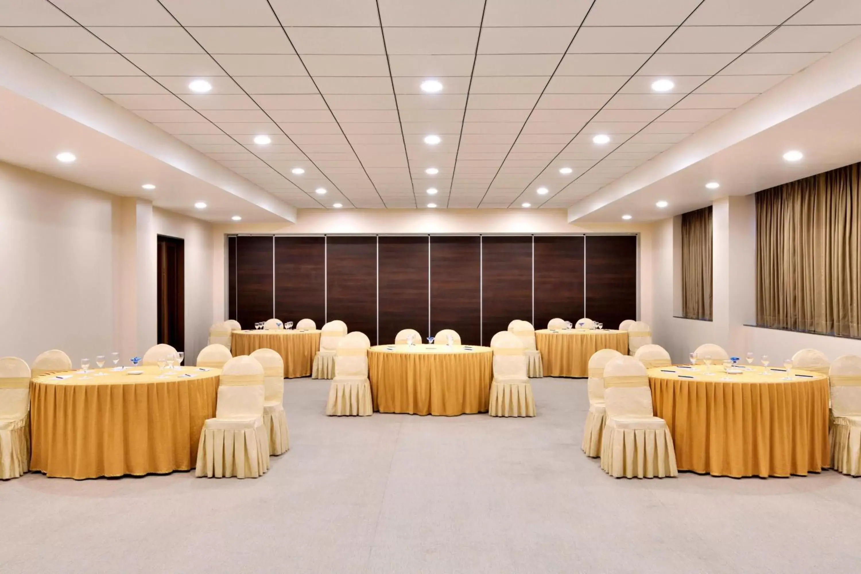 Meeting/conference room in Four Points by Sheraton Mahabalipuram Resort & Convention Center