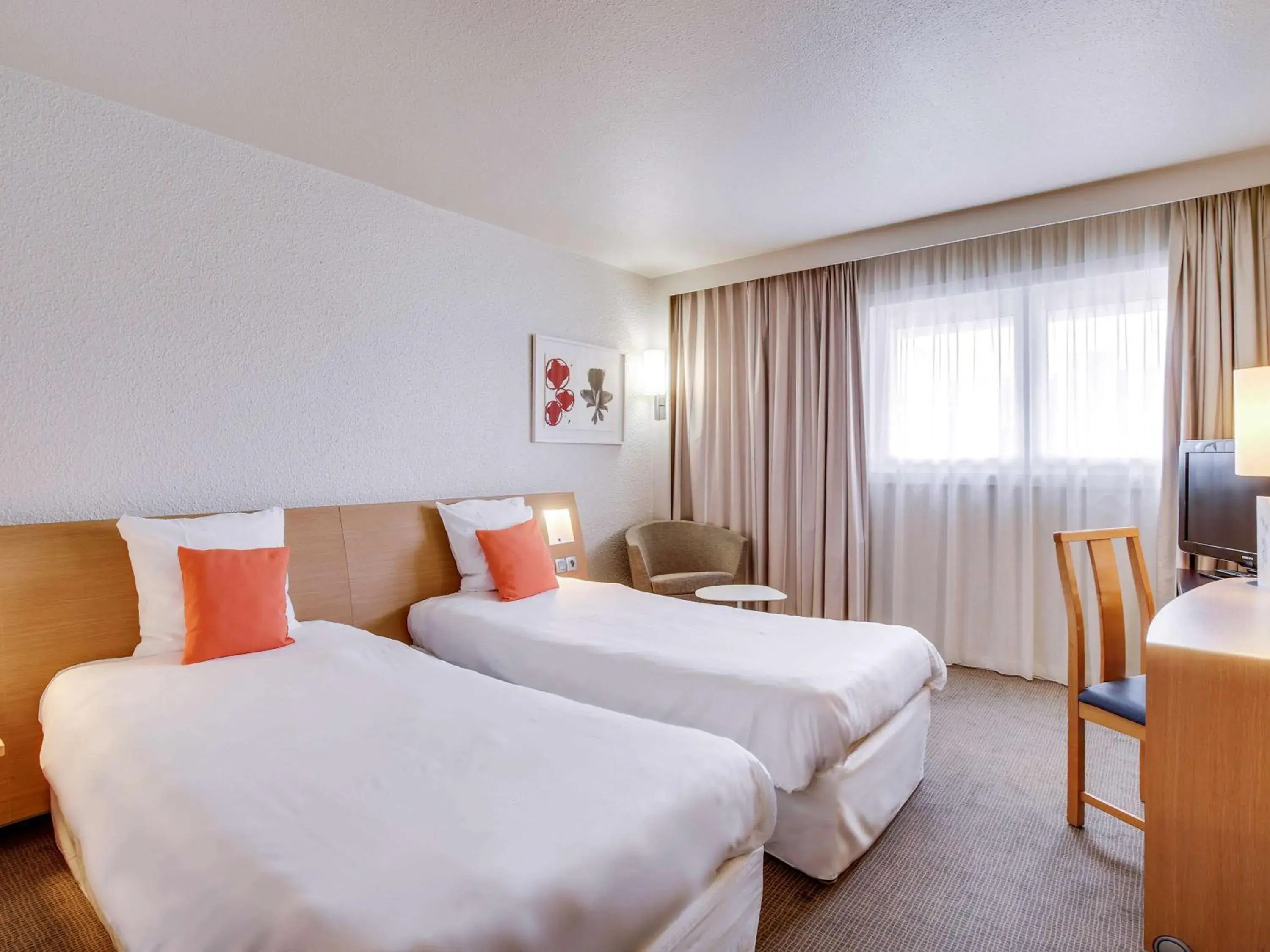 Photo of the whole room, Bed in Novotel Poissy Orgeval