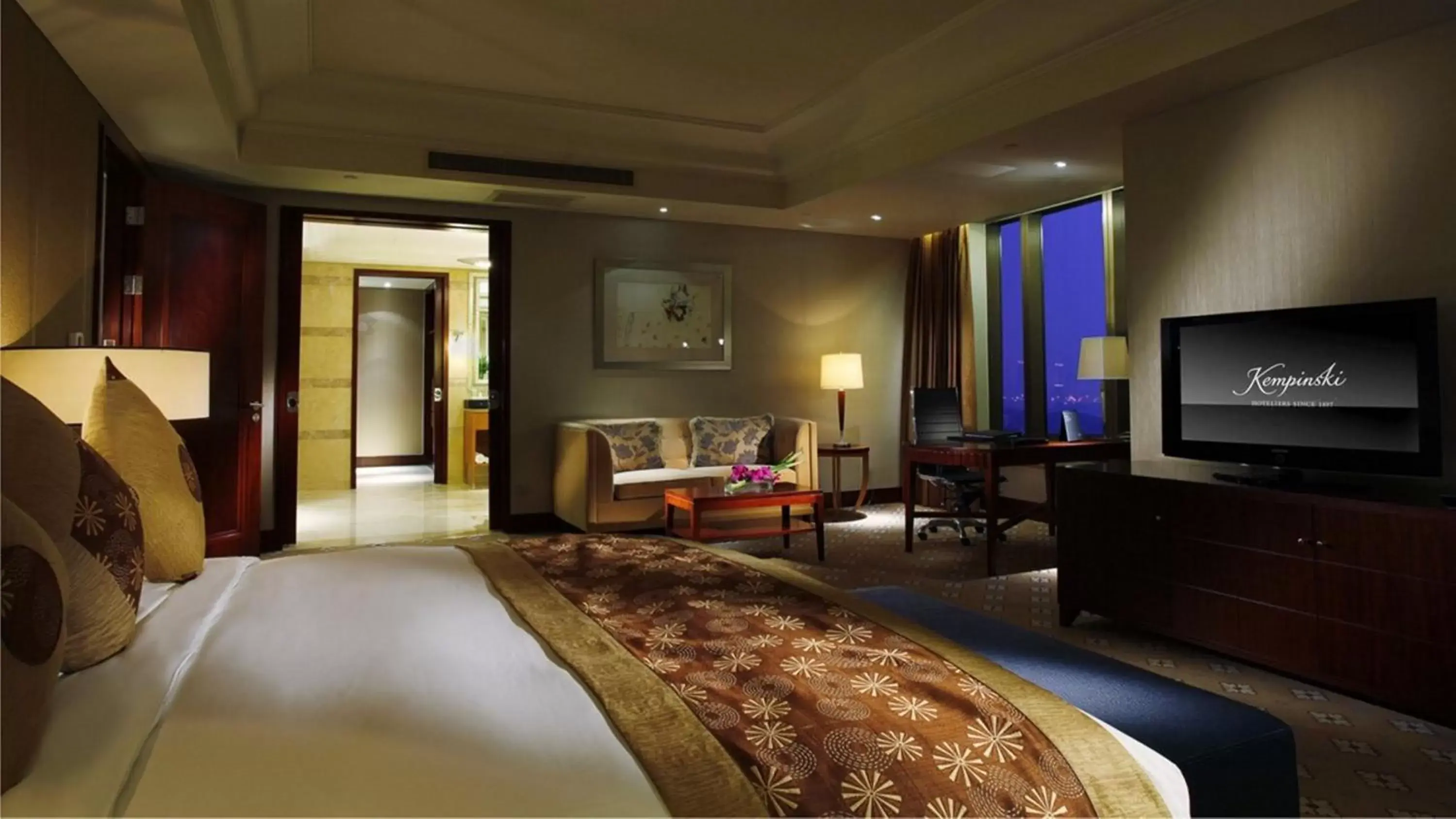 Bedroom, TV/Entertainment Center in Kempinski Hotel Suzhou