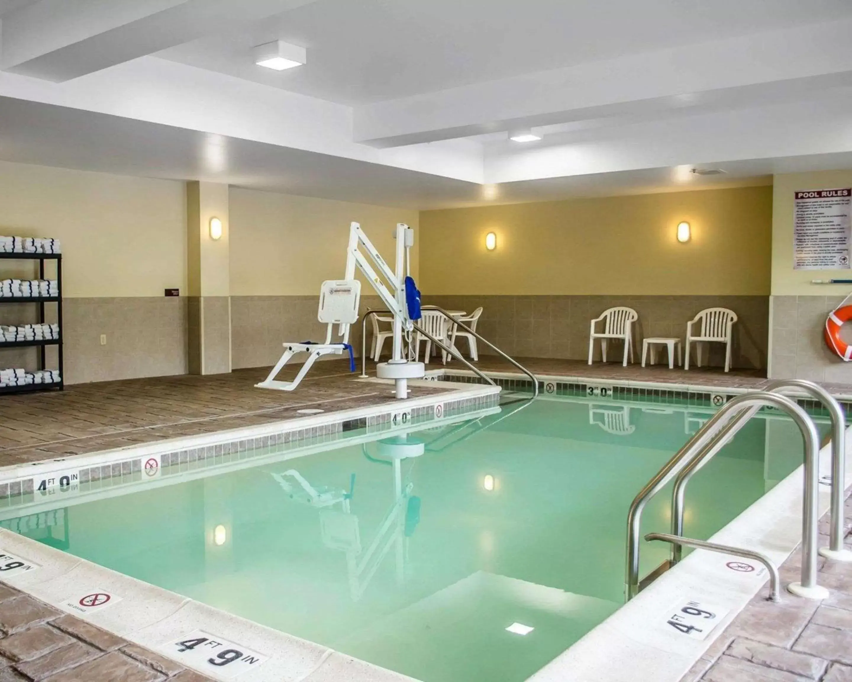 On site, Swimming Pool in Comfort Suites Hummelstown