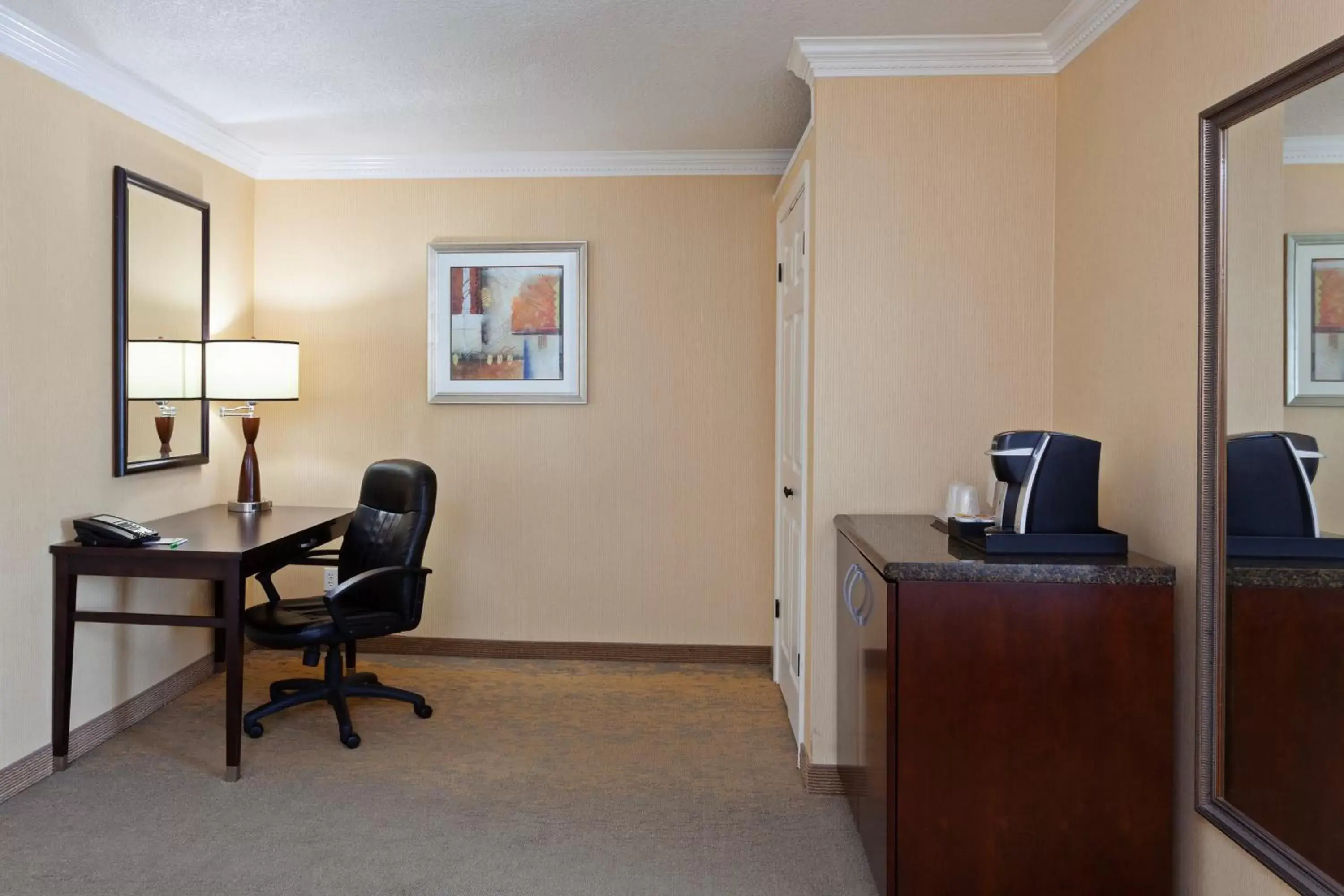 Bedroom, TV/Entertainment Center in Holiday Inn & Suites San Mateo - SFO, an IHG Hotel