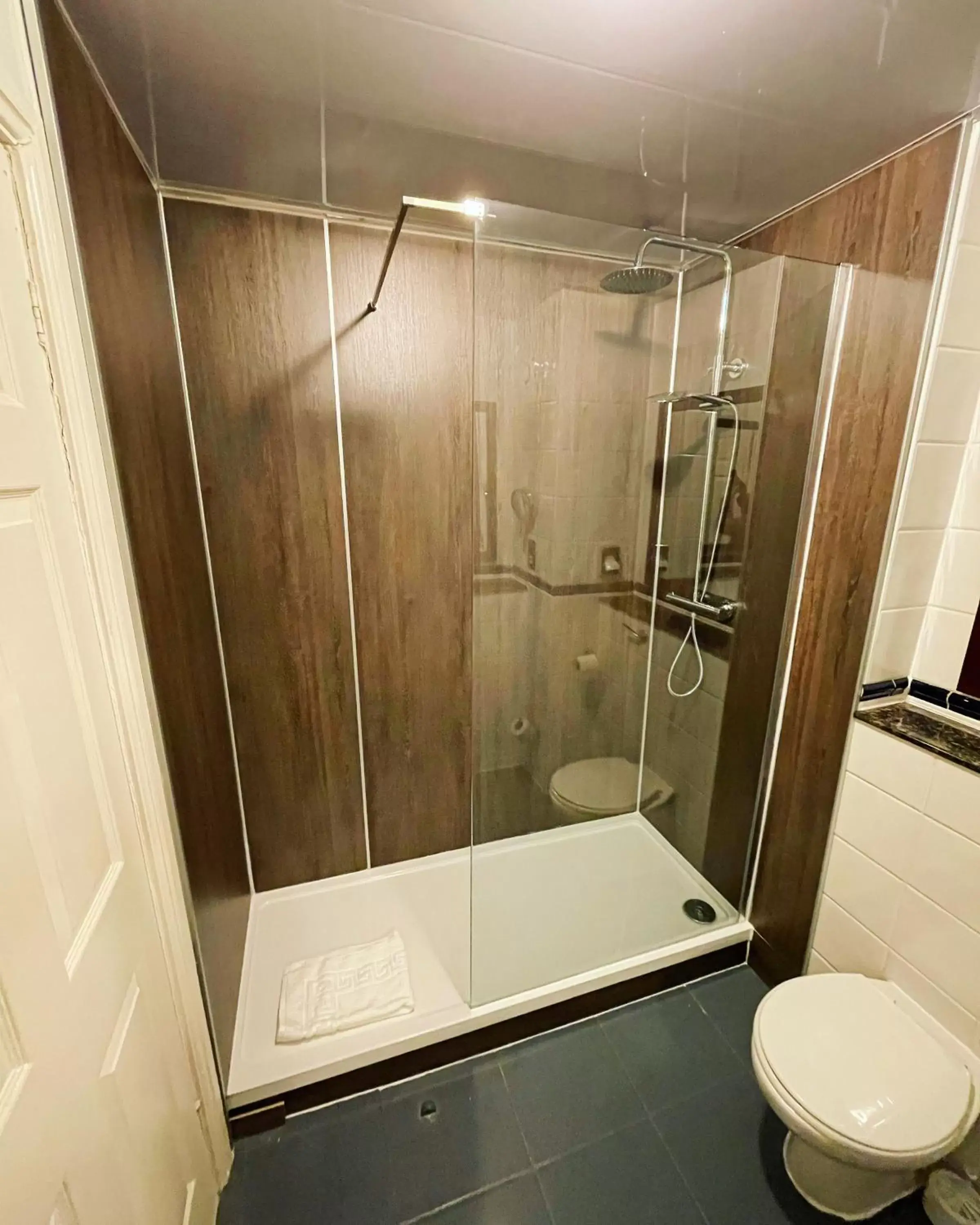 Bathroom in Warwickshire Park Hotel