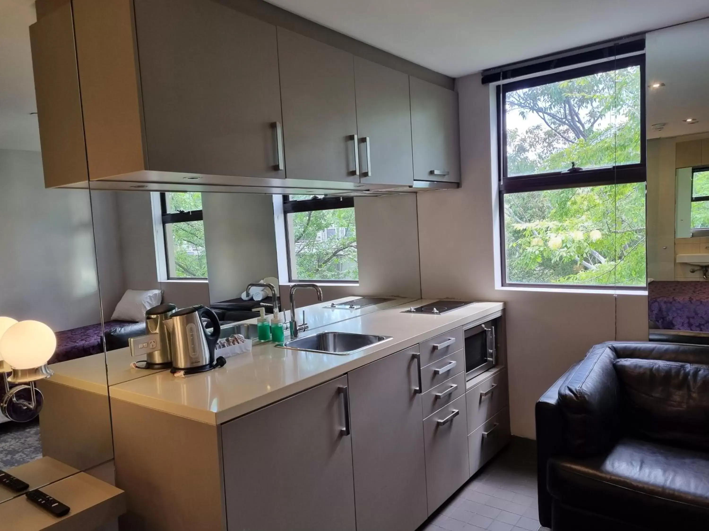 stove, Kitchen/Kitchenette in MVV Motel & Comfy Kew Apartments