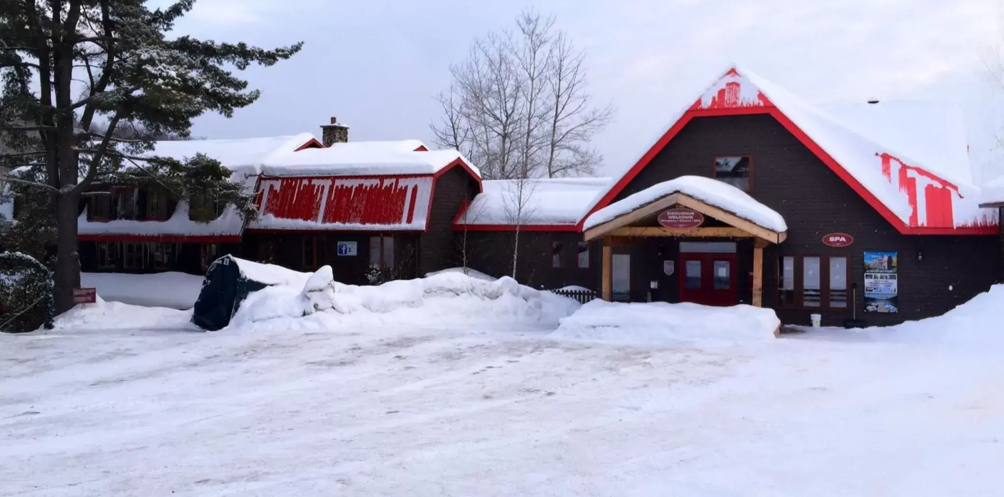 Property building, Winter in Auberge du Lac Morency