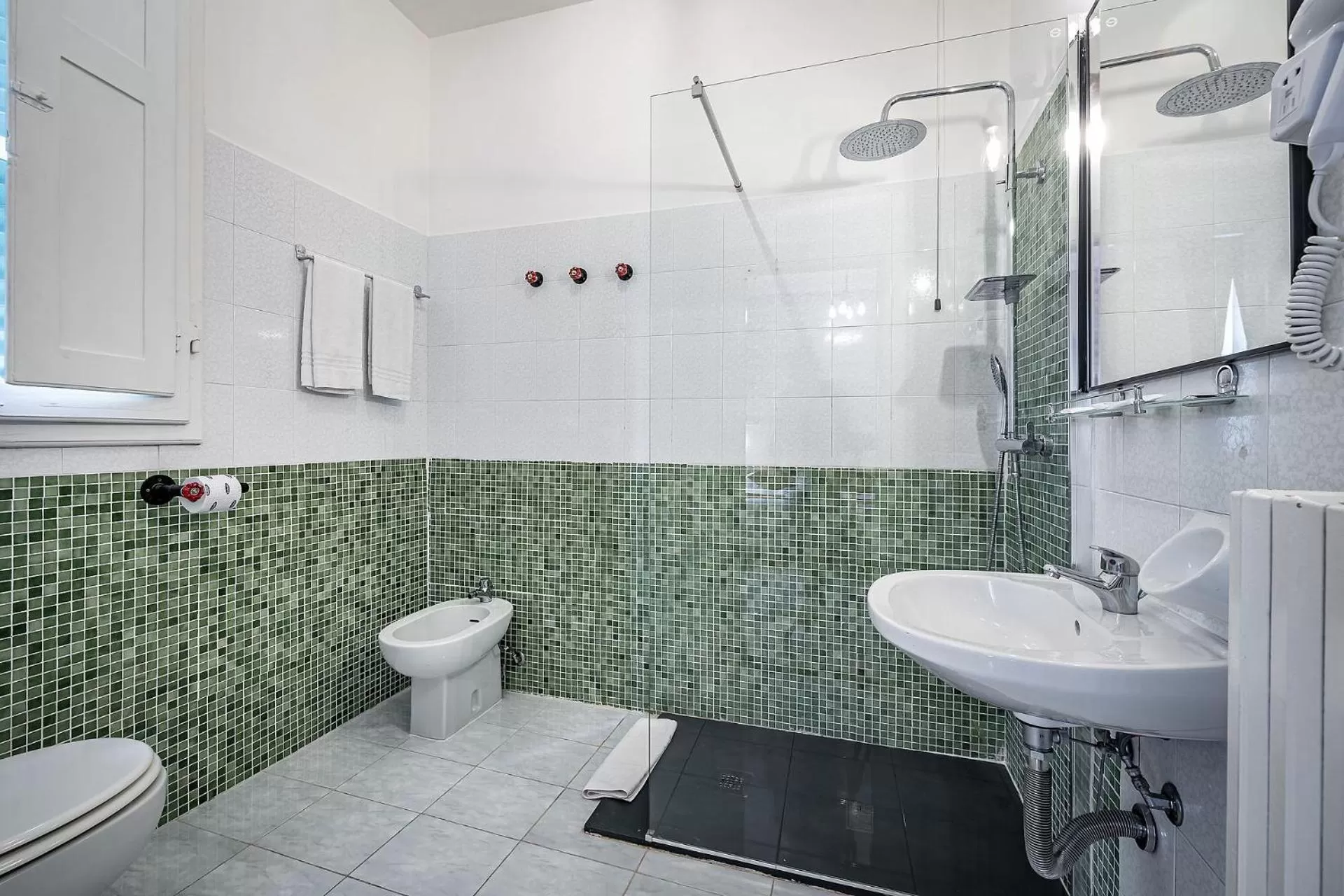 Bathroom in HOTEL VENETO con accesso ZTL