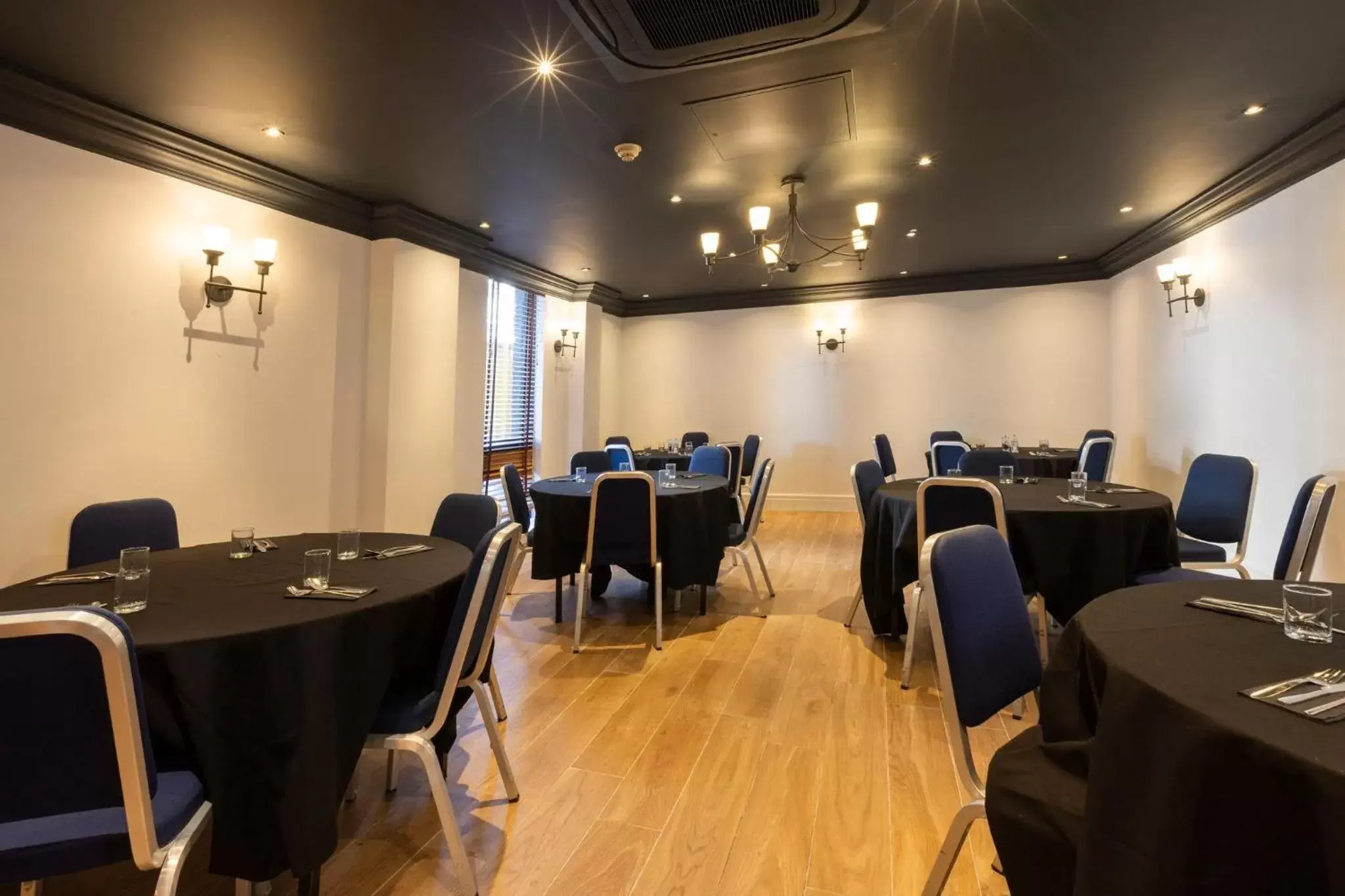 Meeting/conference room, Restaurant/Places to Eat in Holiday Inn - Glasgow Airport, an IHG Hotel