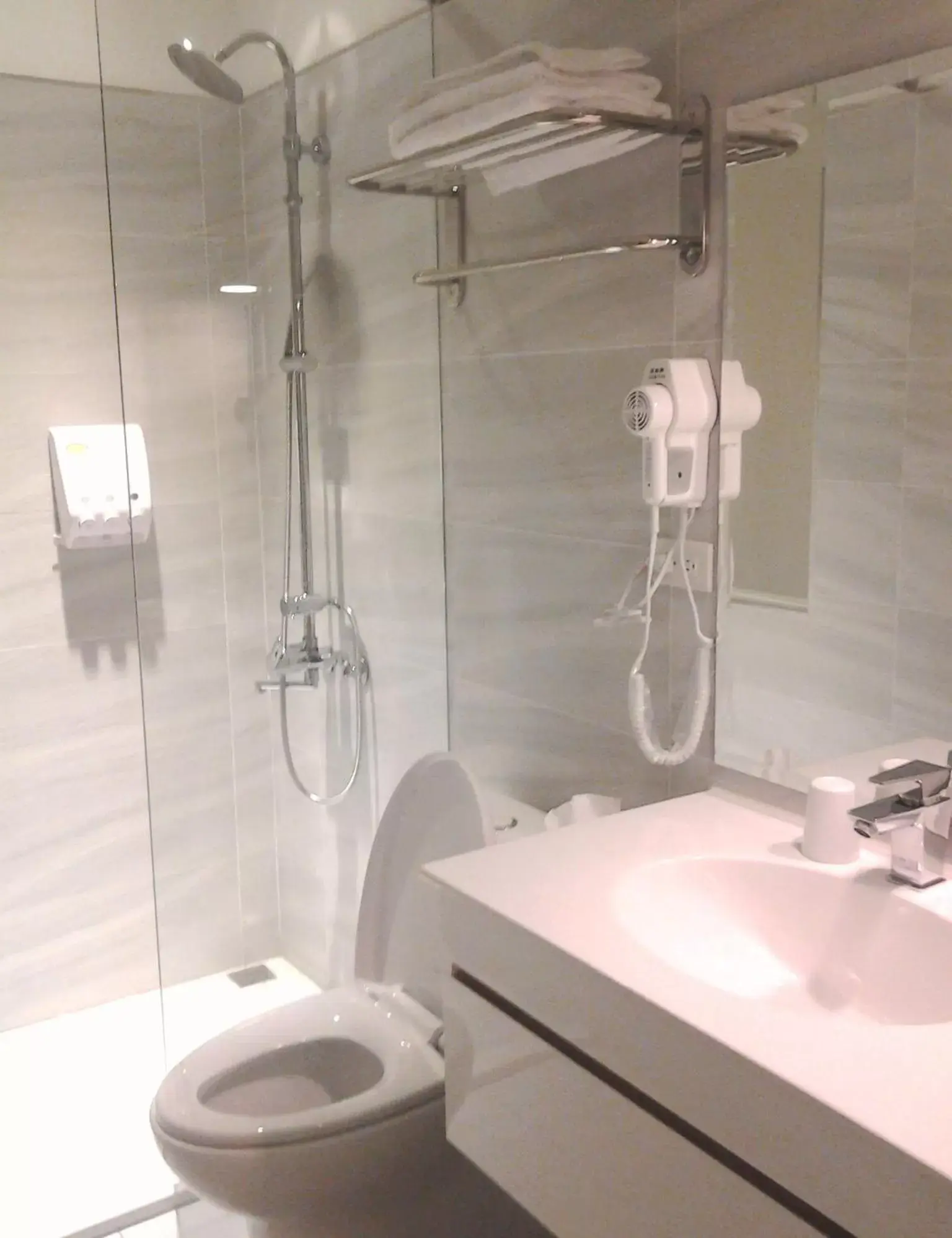 Bathroom in Queens Hotel II