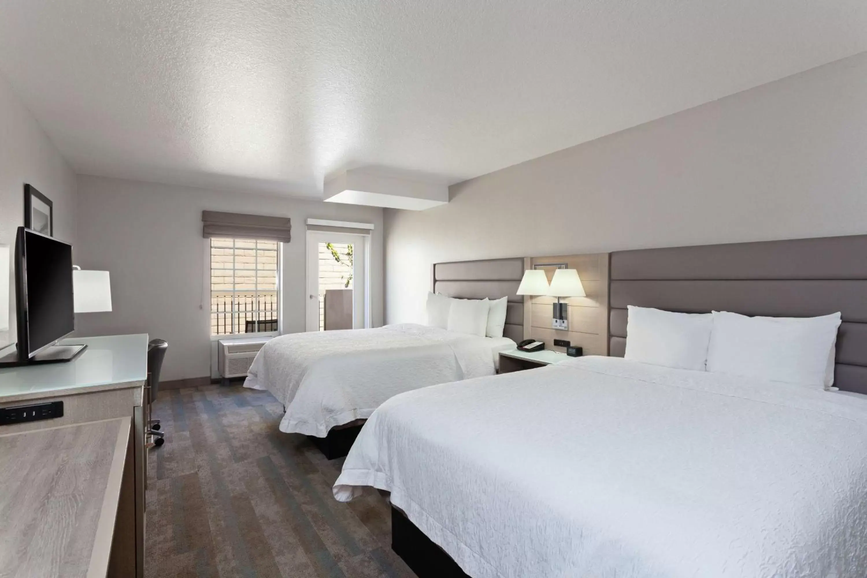 Bed in Hampton Inn & Suites Hermosa Beach