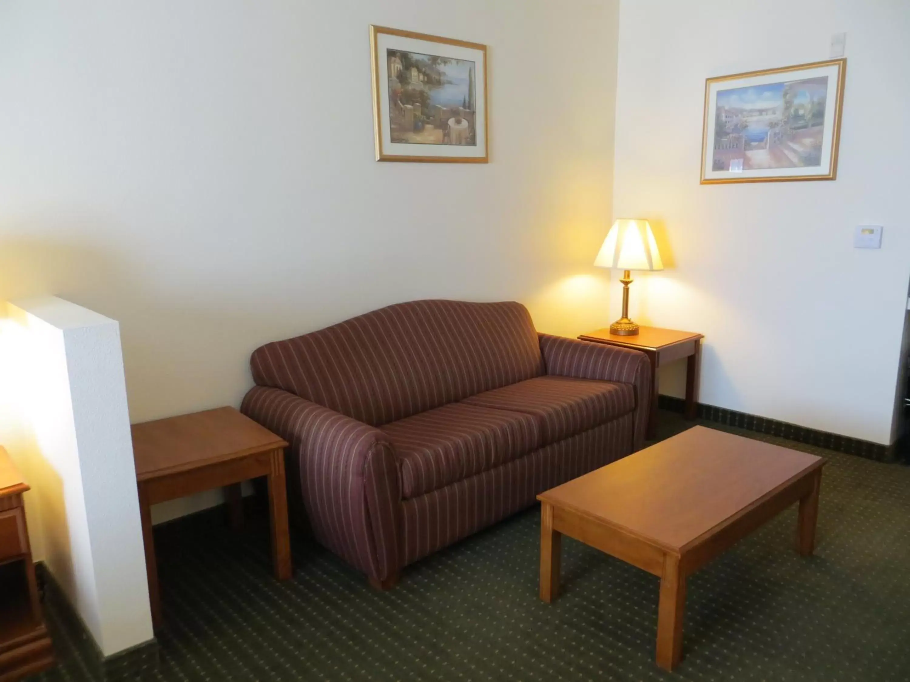 Living room, Seating Area in Best Western Plus Lake Elsinore Inn & Suites