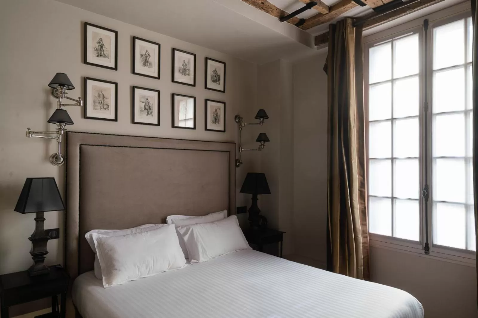 Bed in Hotel Saint-Louis en L'Isle - Notre-Dame