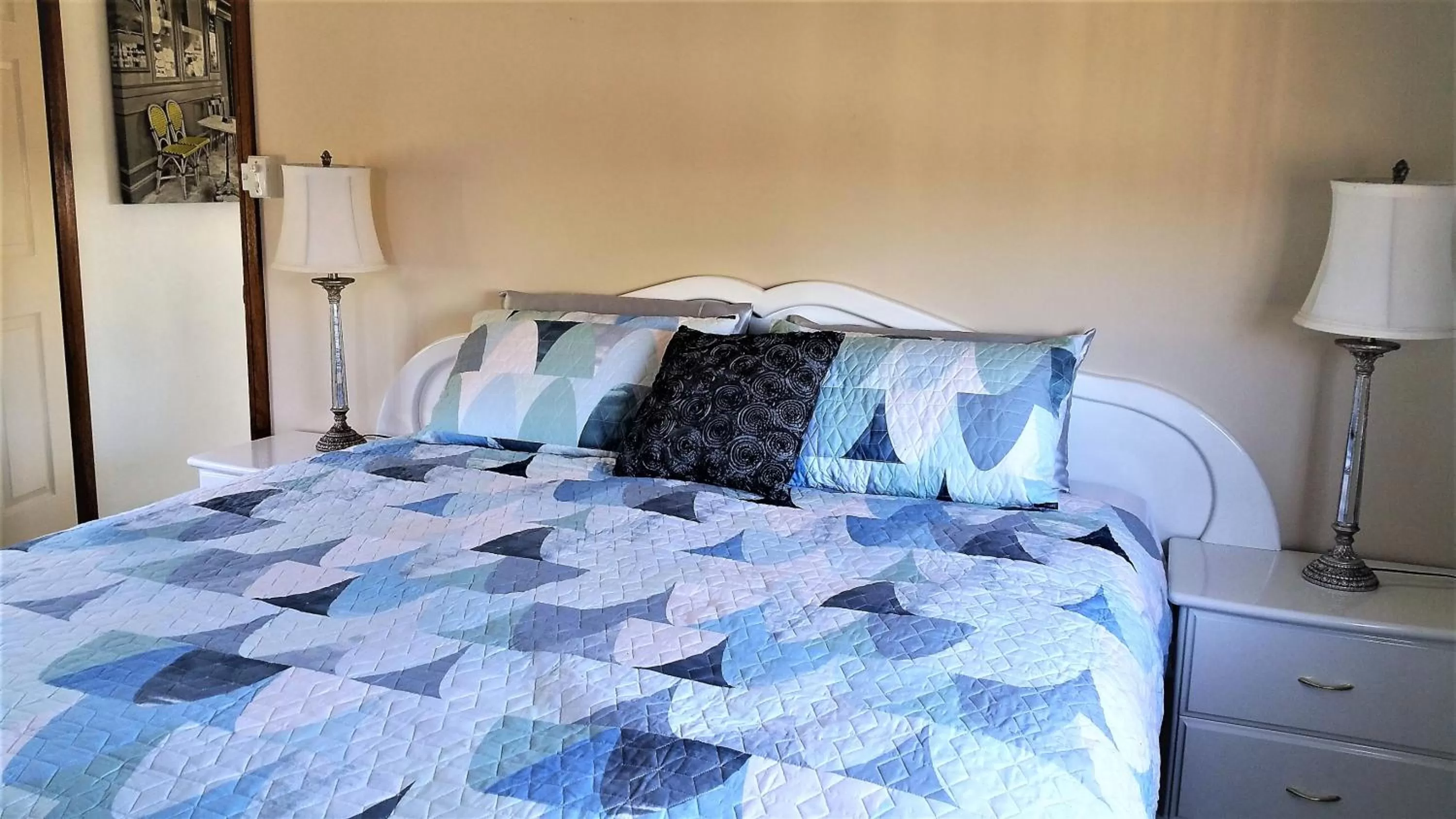 Bed in Must Love Dogs B&B & Self Contained Cottage