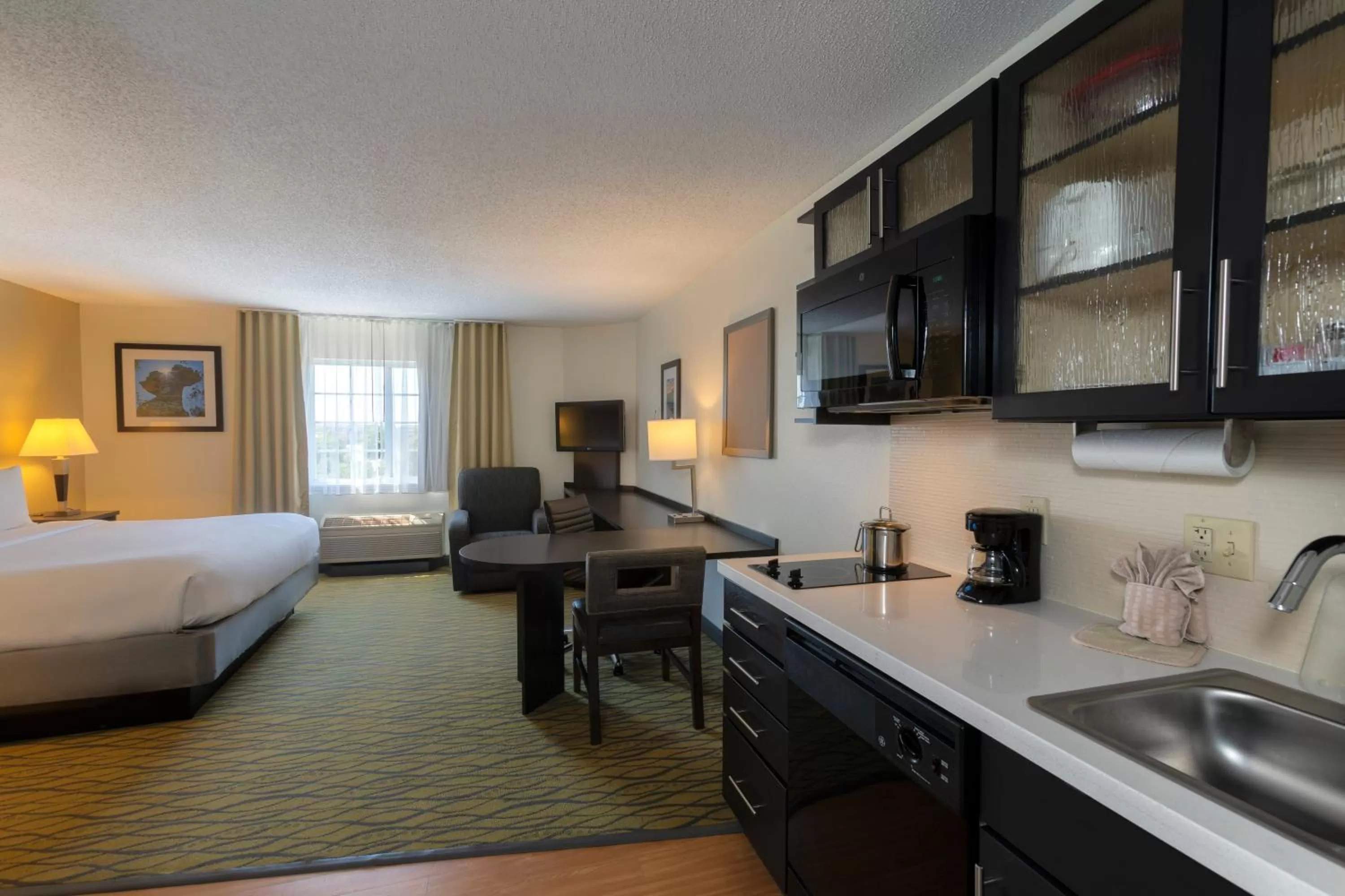 Photo of the whole room, Bed in Candlewood Suites Rogers-Bentonville by IHG