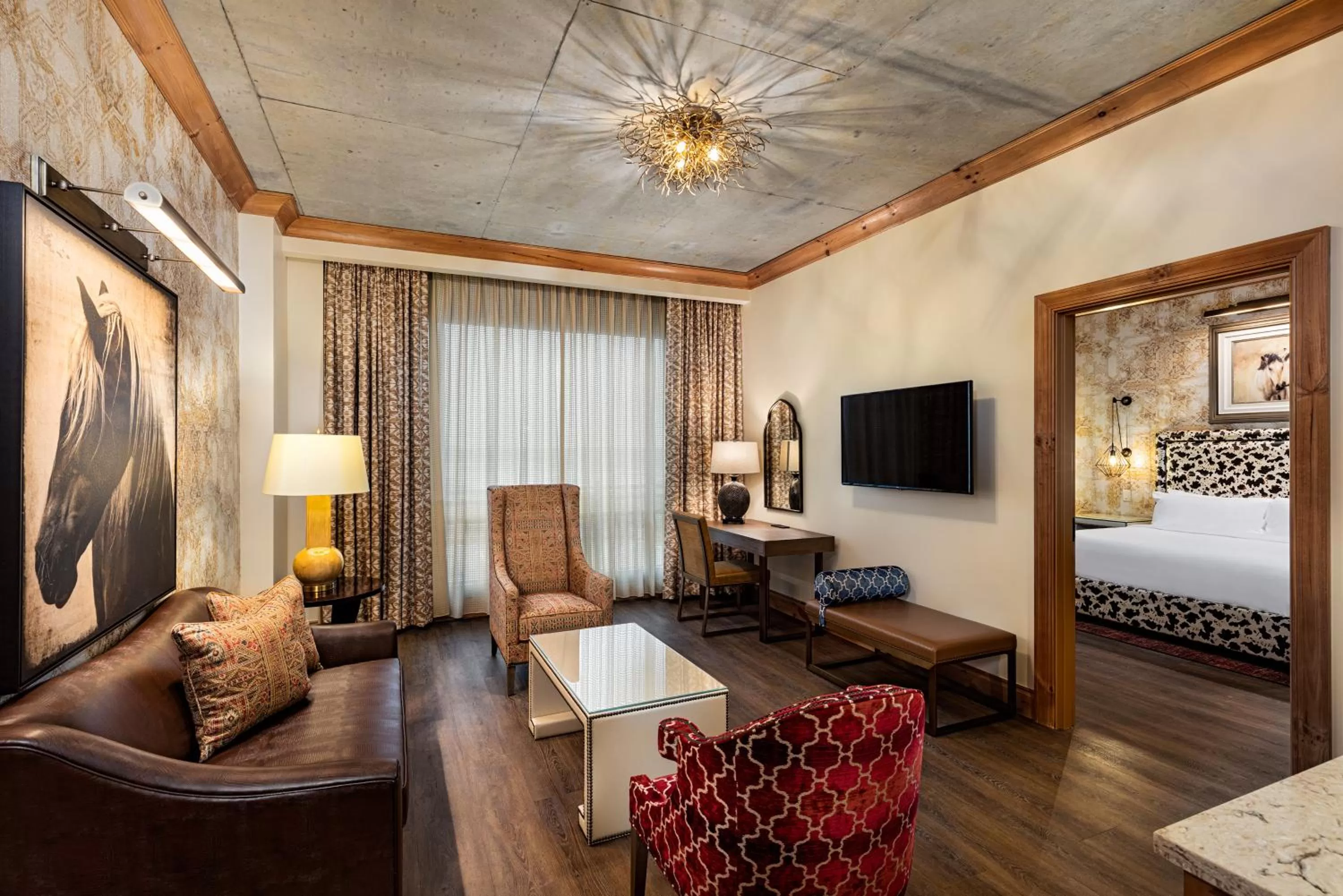 Living room, Bed in The Brownwood Hotel & Spa