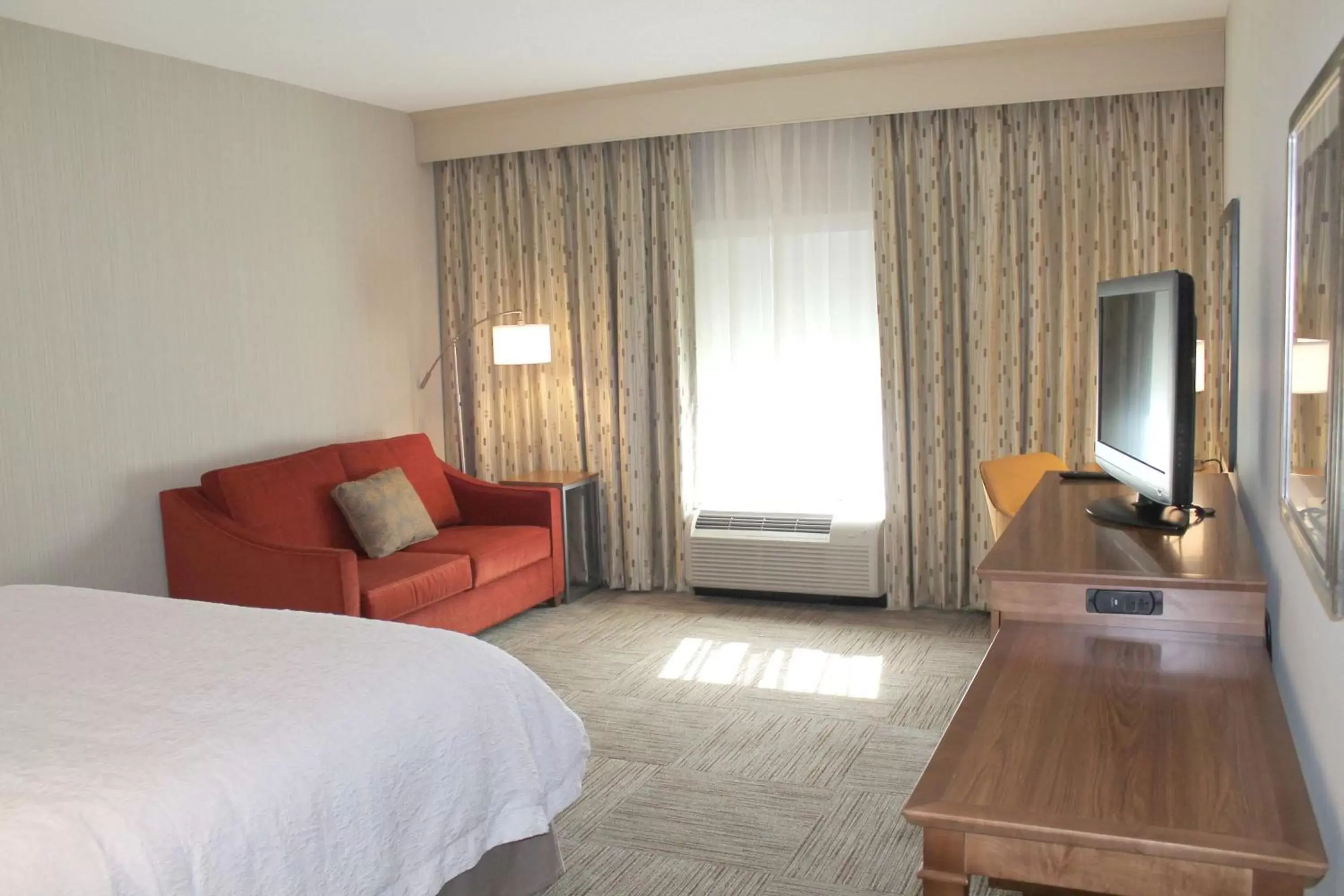 Bed, TV/Entertainment Center in Hampton Inn Cape Girardeau I-55 East, MO