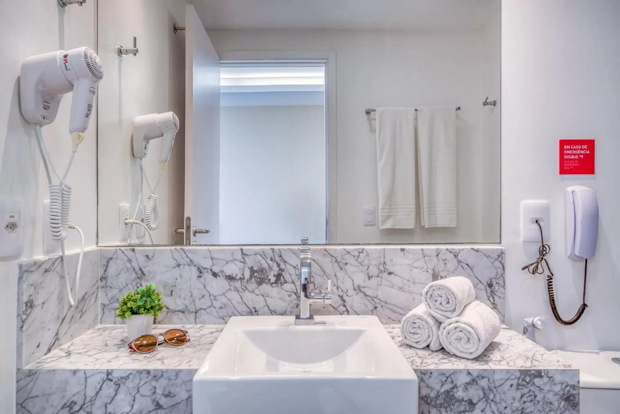 Bathroom in Hotel Brisa Suites