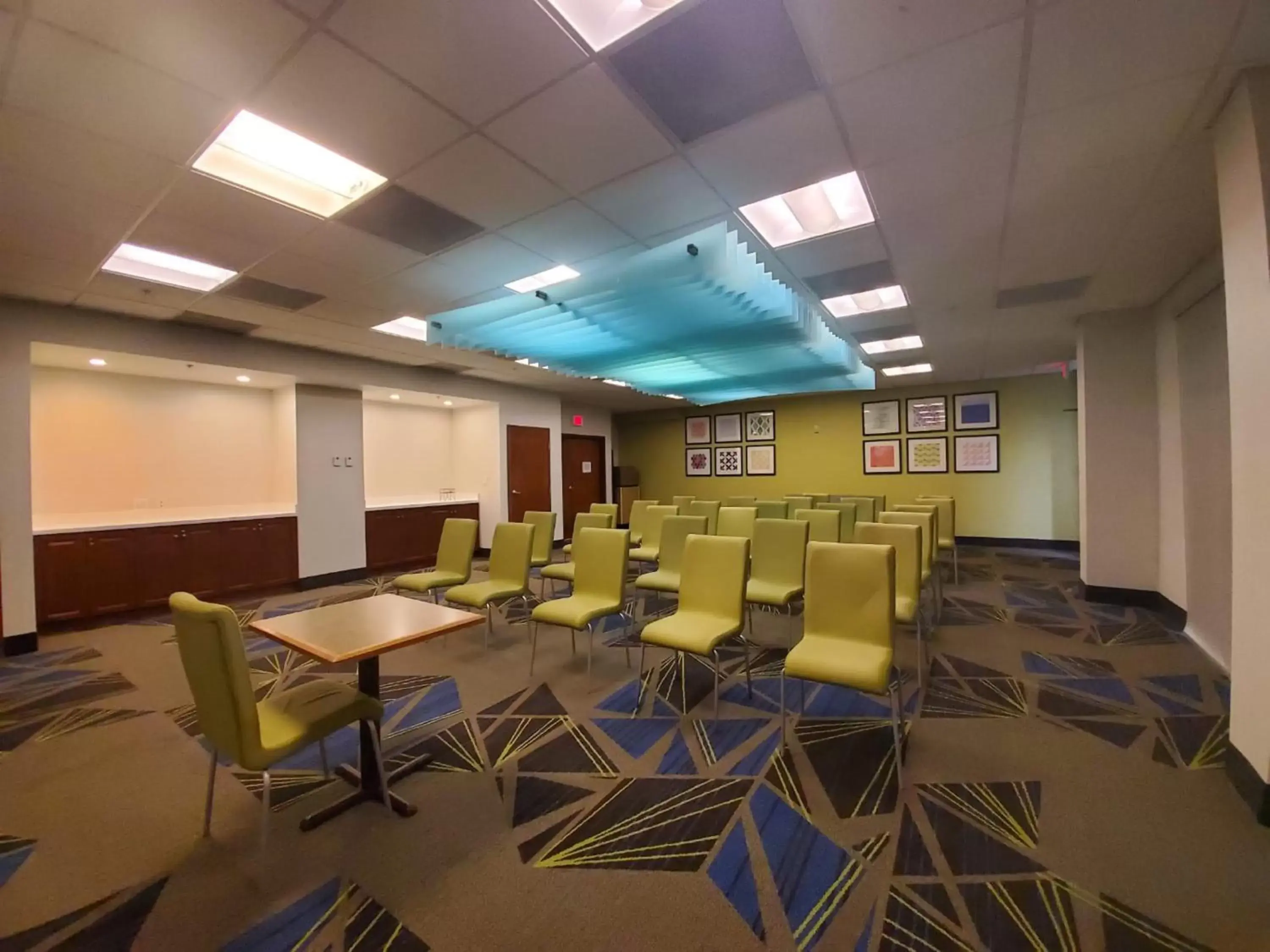 Meeting/conference room in Holiday Inn Express Hotel & Suites Miami - Hialeah, an IHG Hotel