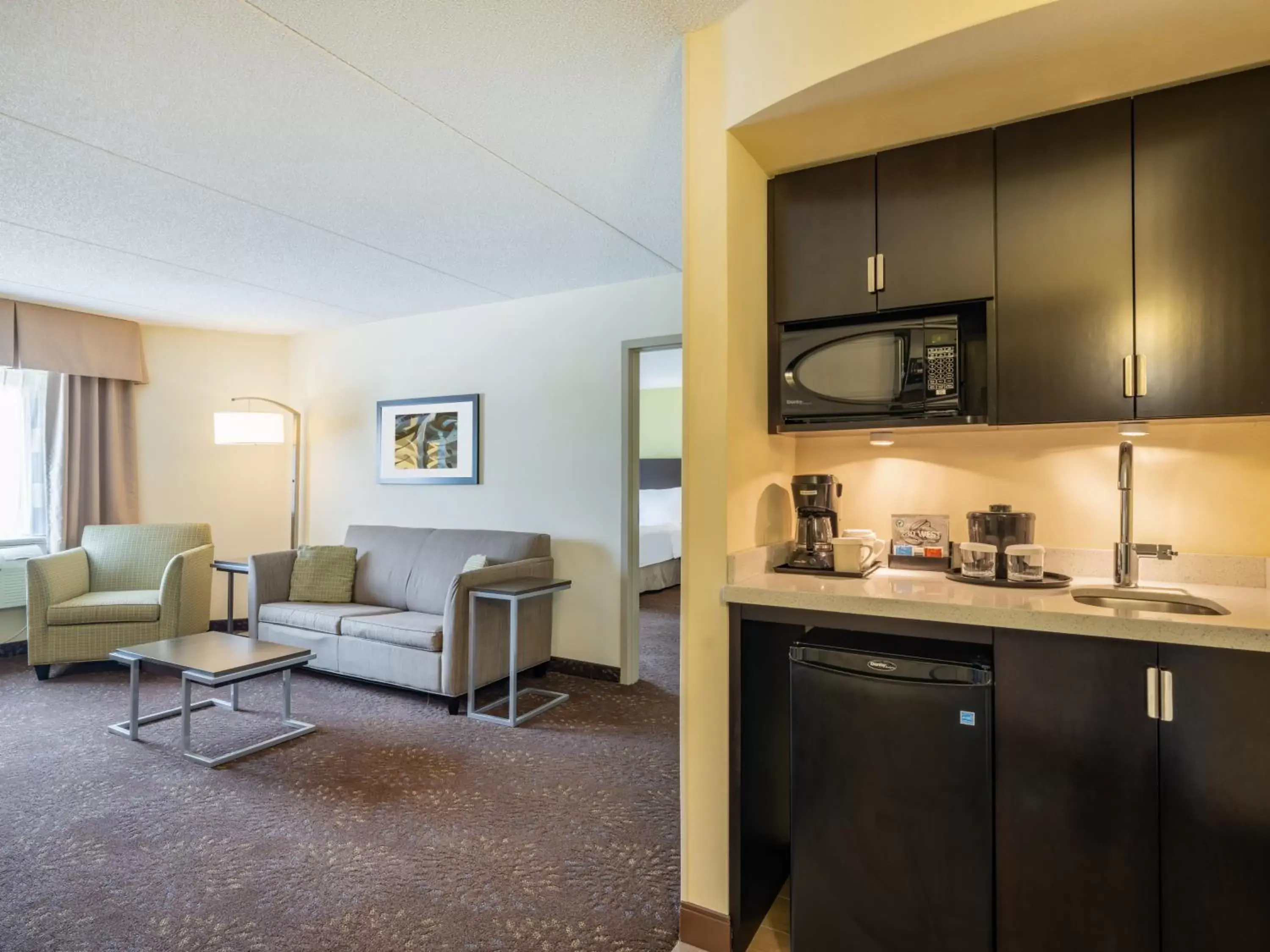 Bedroom, Kitchen/Kitchenette in Holiday Inn Greensboro Coliseum, an IHG Hotel