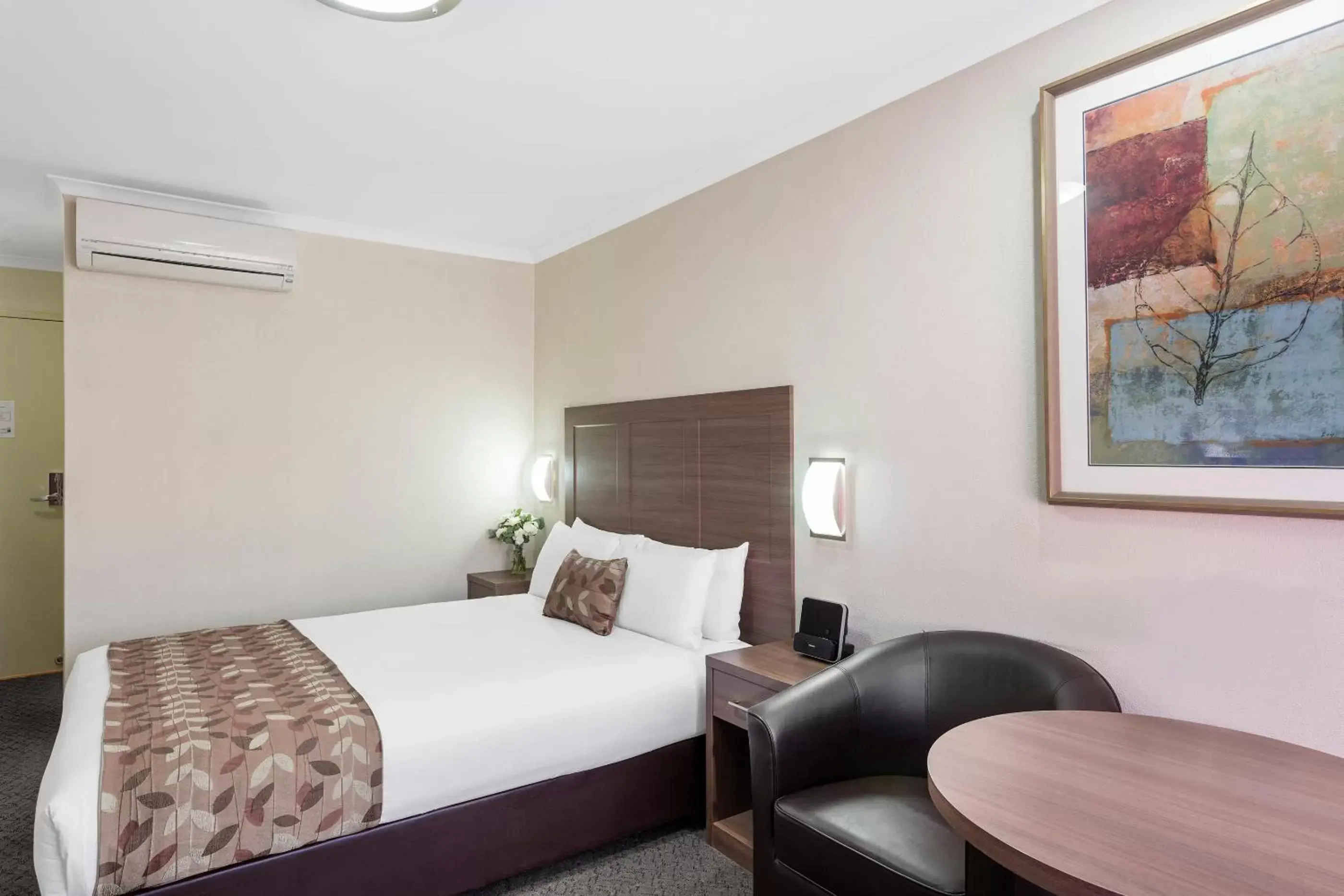 Bedroom, Bed in Garden City Hotel, Best Western Signature Collection Bedroom, Bed in Garden City Hotel, Best Western Signature Collection