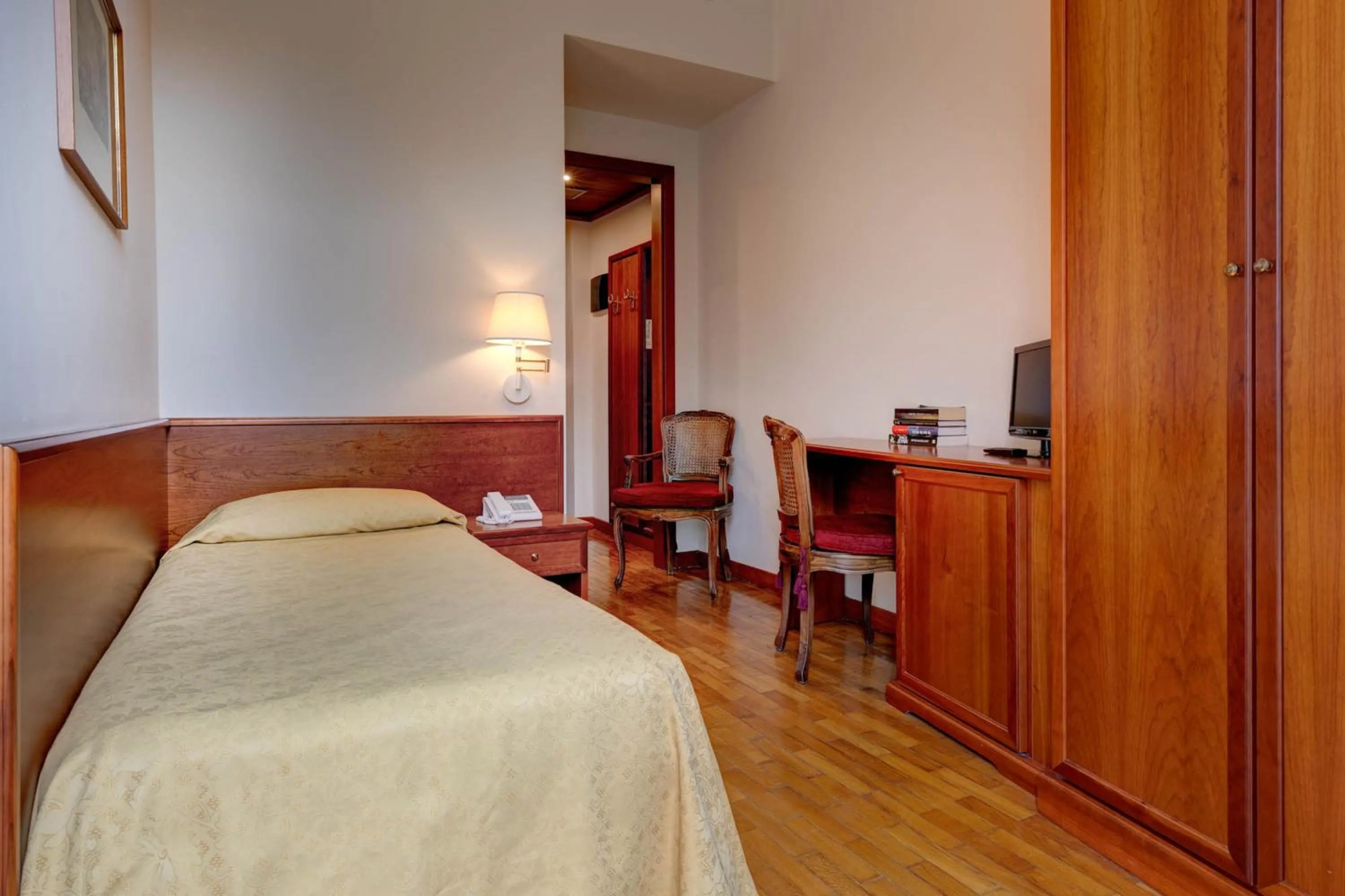 Photo of the whole room, Bed in Hotel Continental