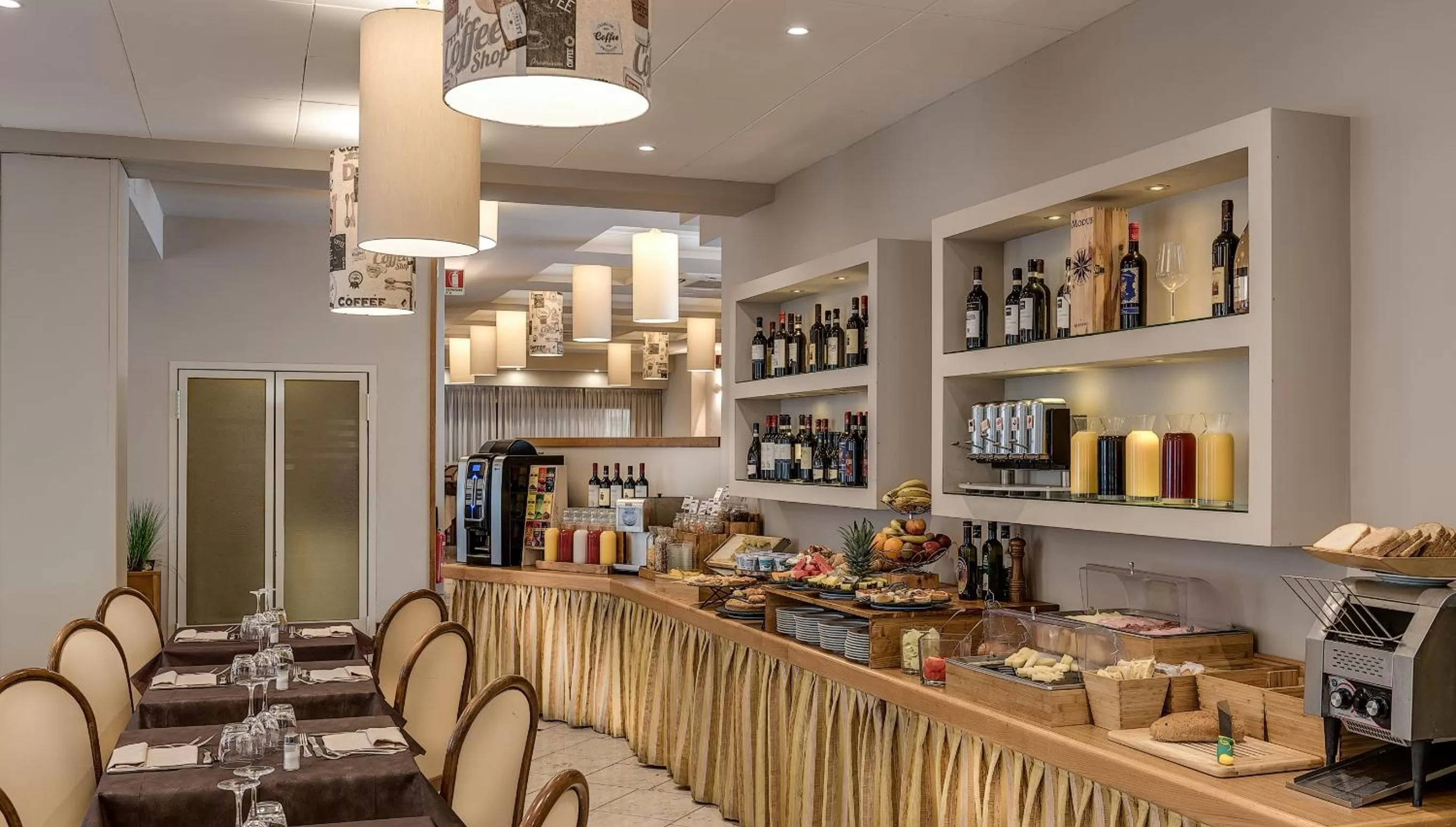 Restaurant/places to eat in Hotel Boston