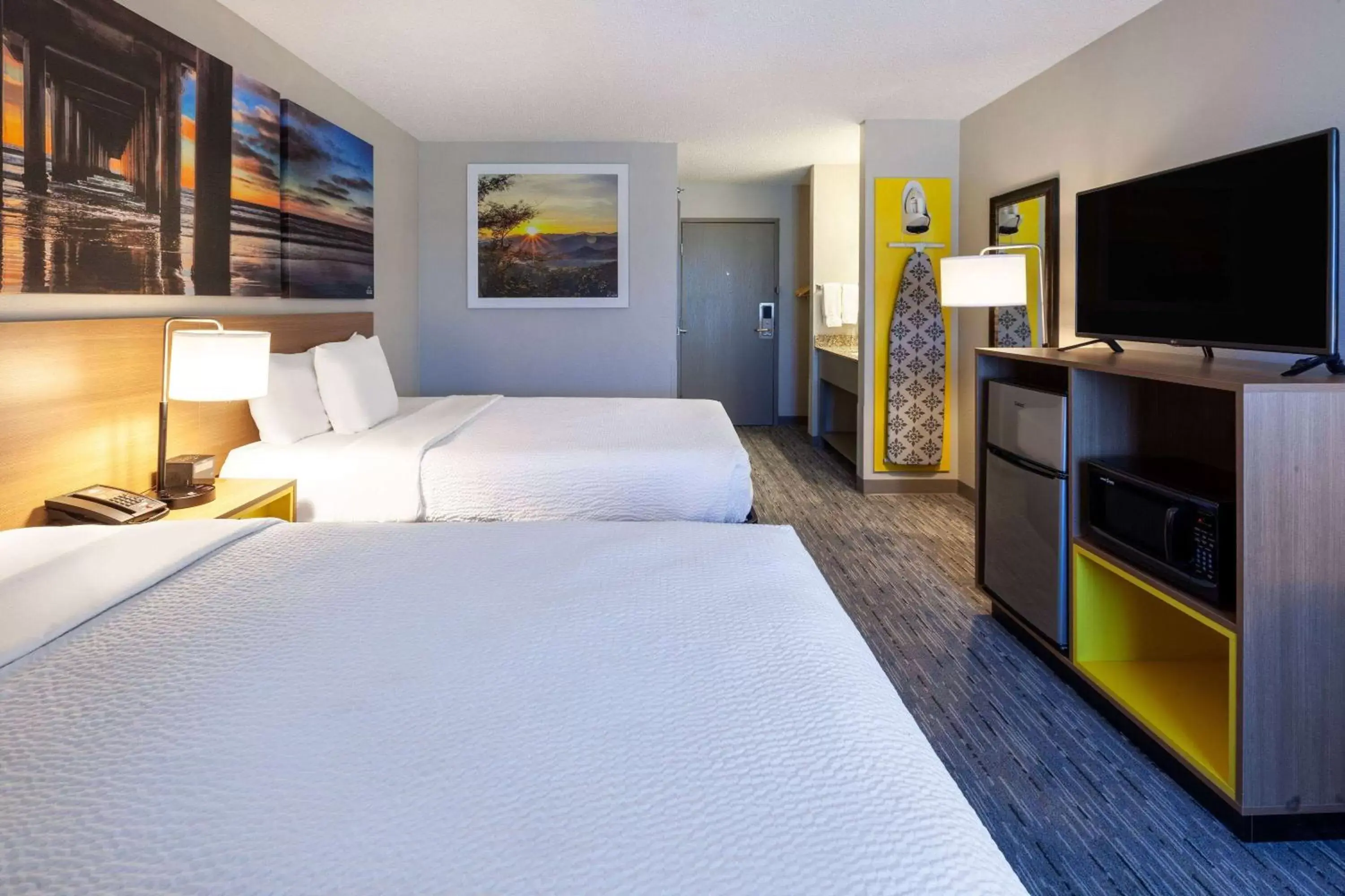 Photo of the whole room, Bed in Days Inn by Wyndham Racine/Sturtevant