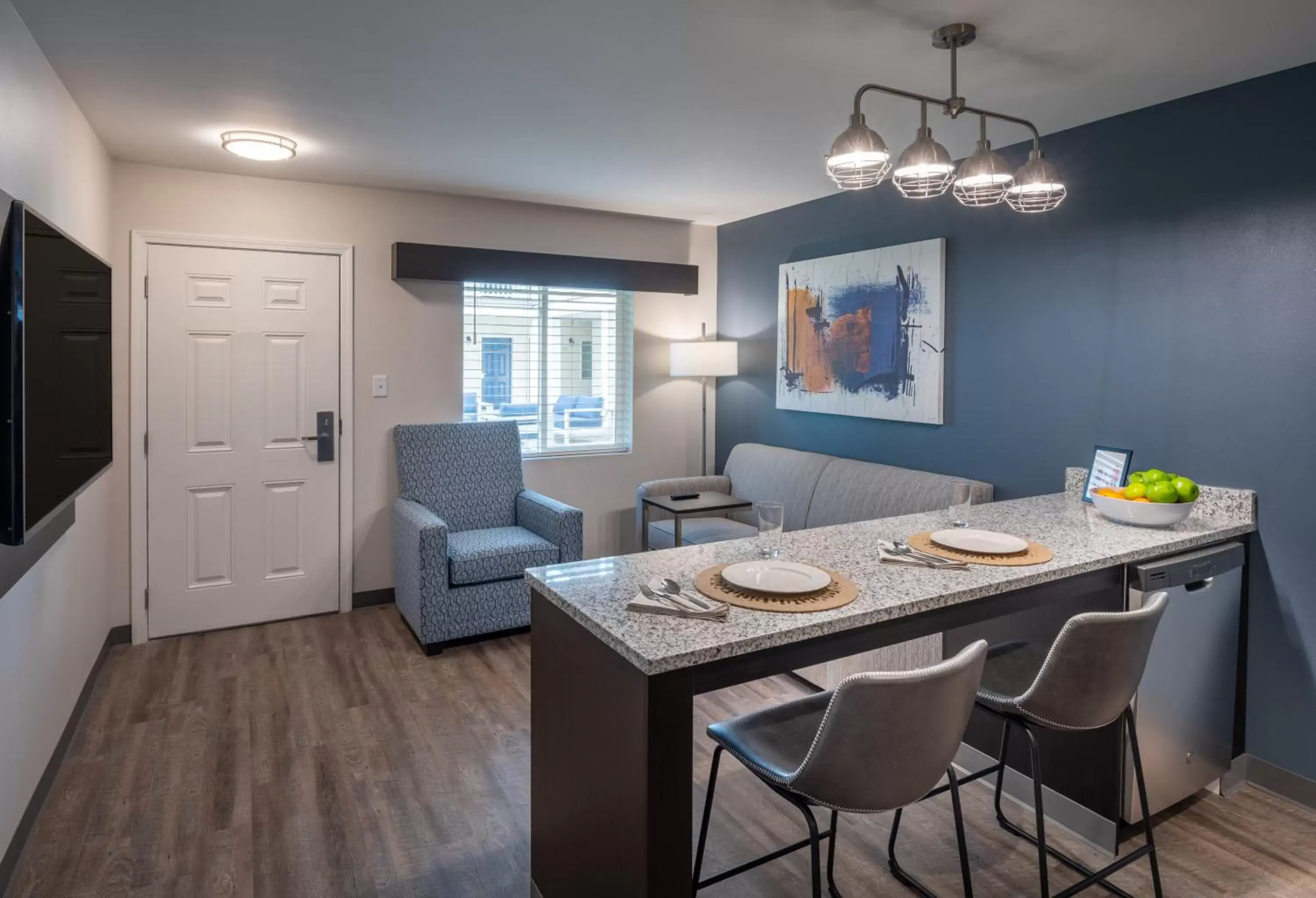 Kitchen or kitchenette, Dining Area in stayAPT Suites Alexandria-Fort Belvoir