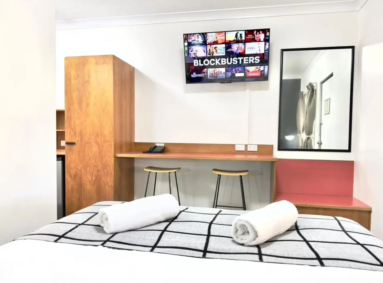 TV and multimedia, Bed in Mackay Resort Motel