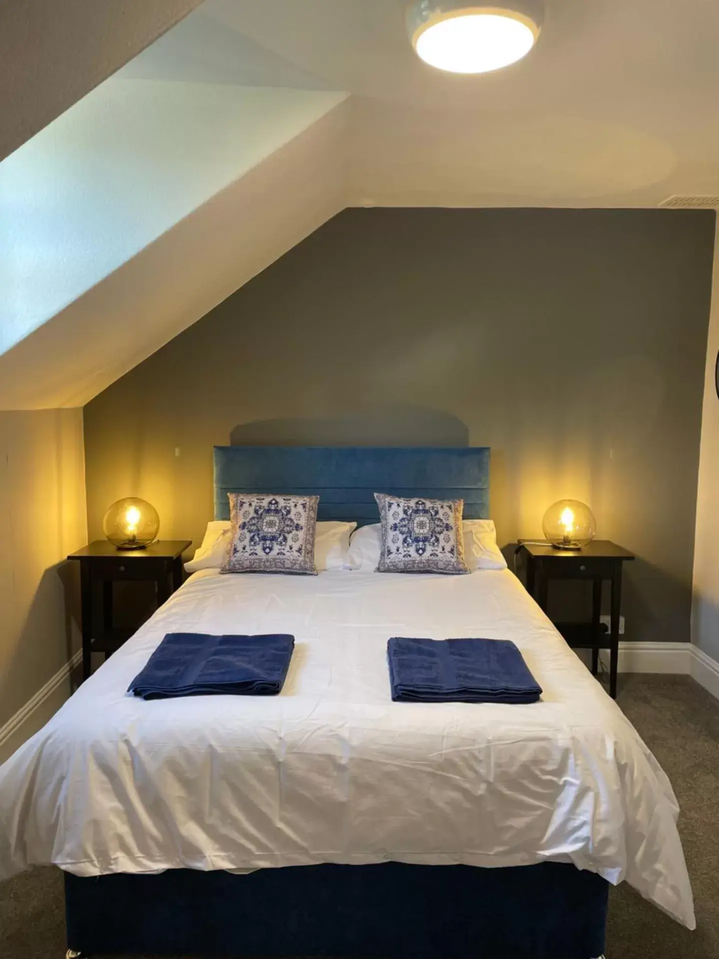 Bedroom, Bed in The Fountain Inn & Riverside Restaurant