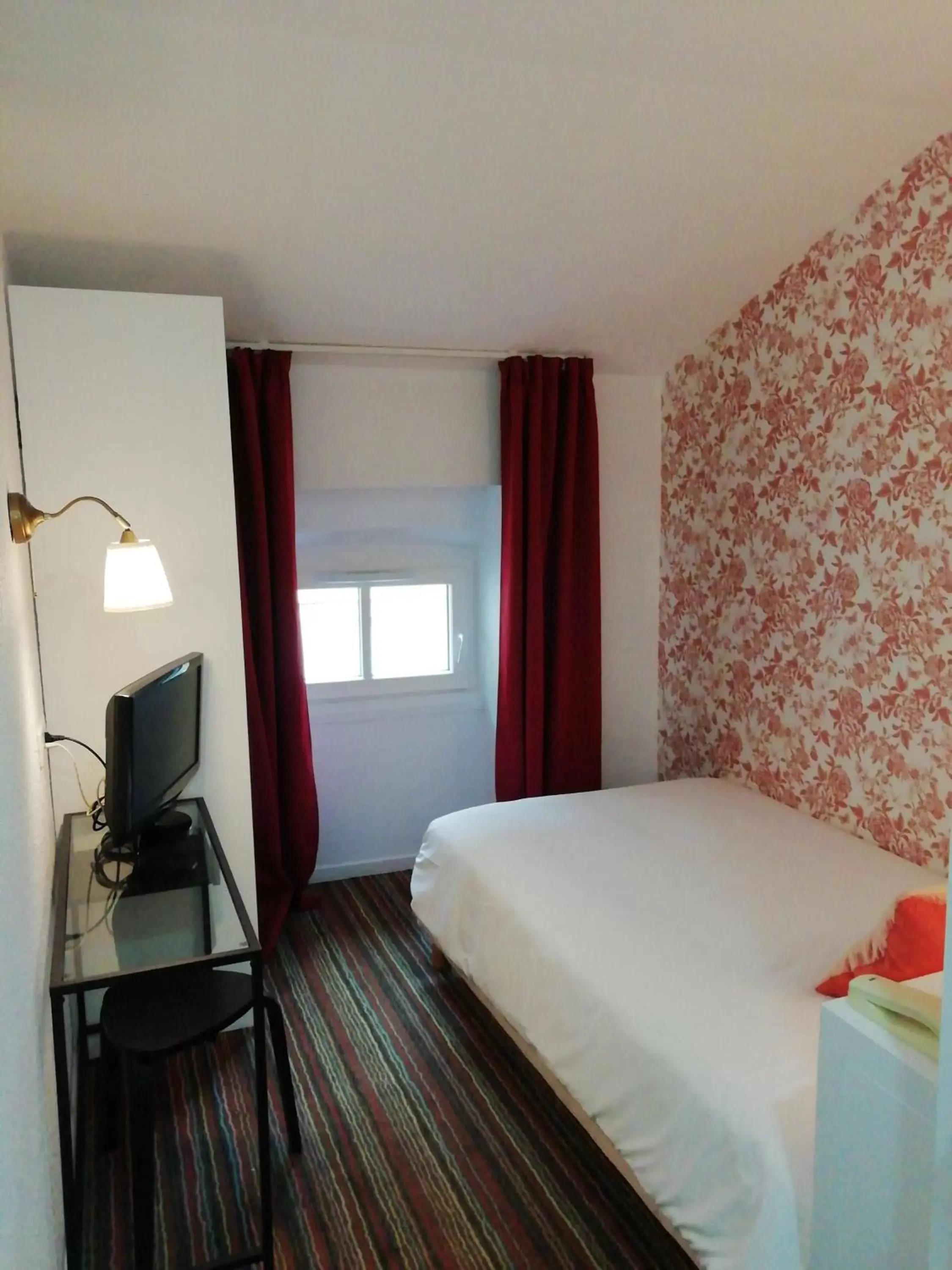 Photo of the whole room, Bed in Hotel du Théâtre