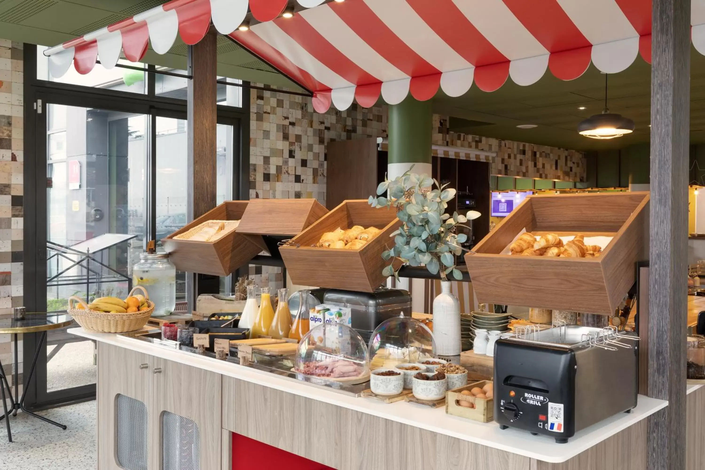 Buffet breakfast in ibis Styles Versailles Saint Quentin en Yvelines