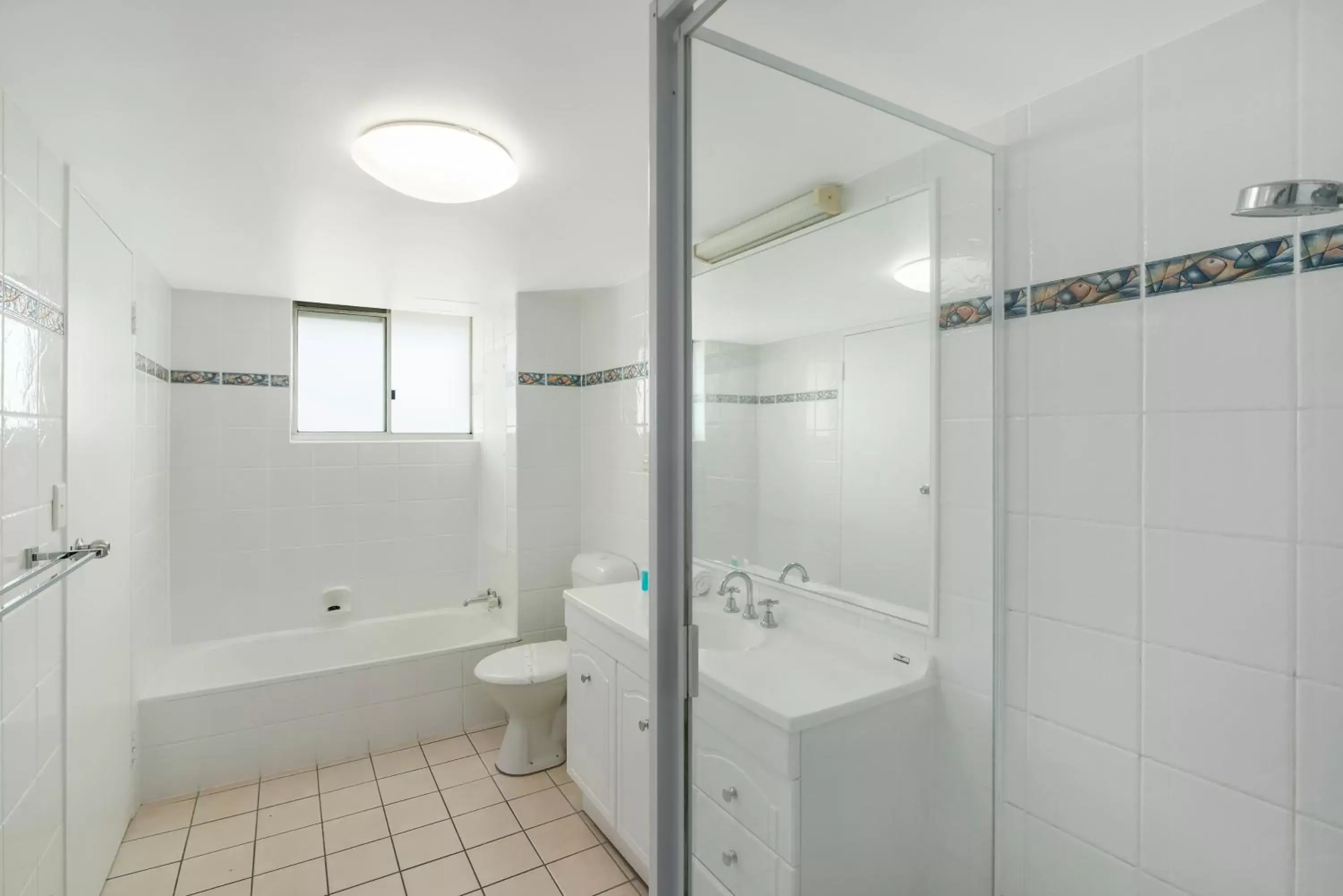 Bathroom in Solnamara Beachfront Apartments