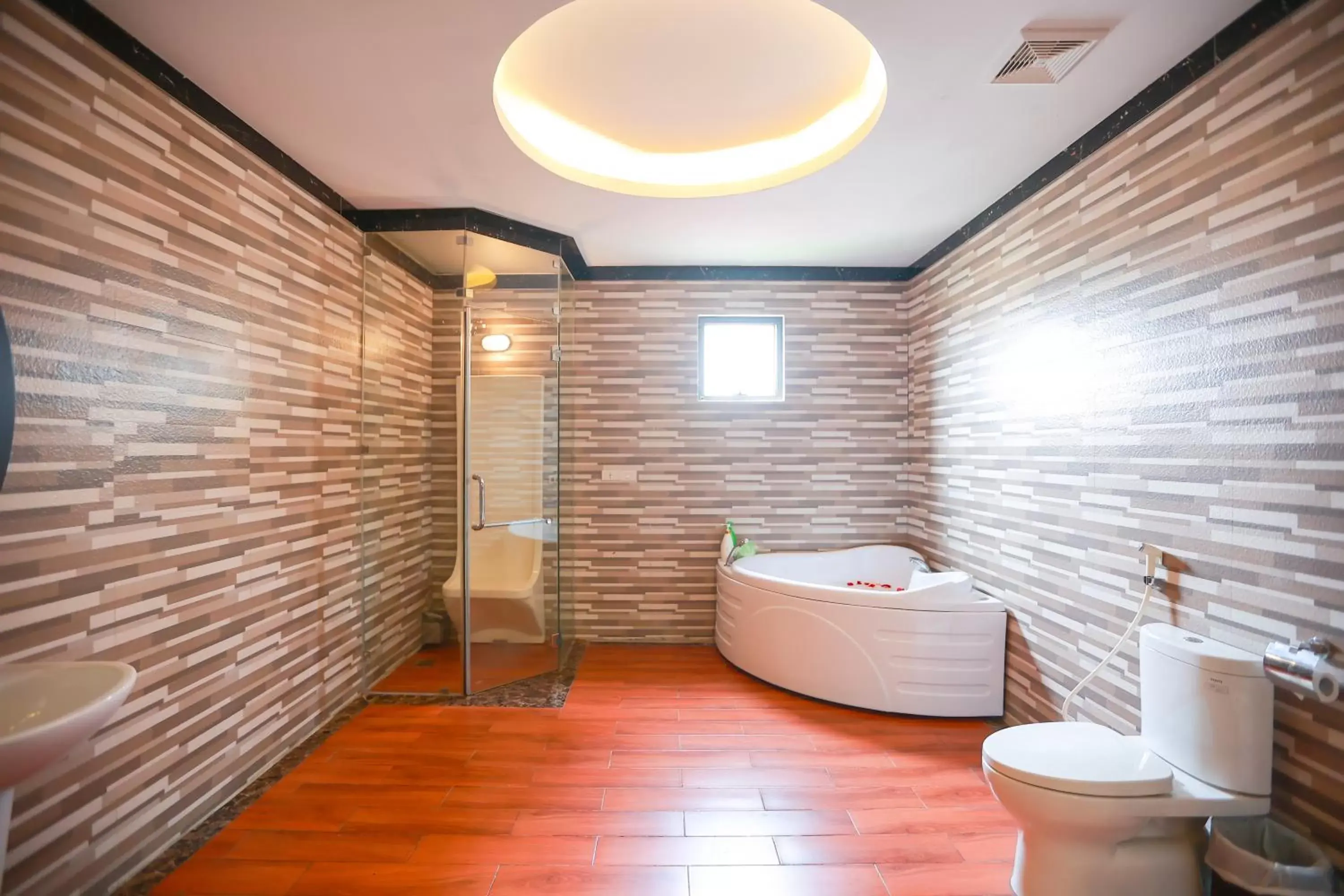 Sauna, Bathroom in Muong Thanh Luxury Nhat Le Hotel