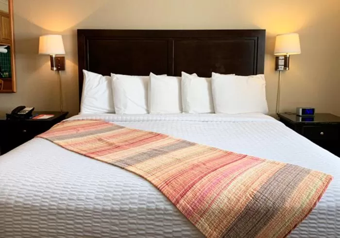 Bed in Coachman Inn Oak Harbor