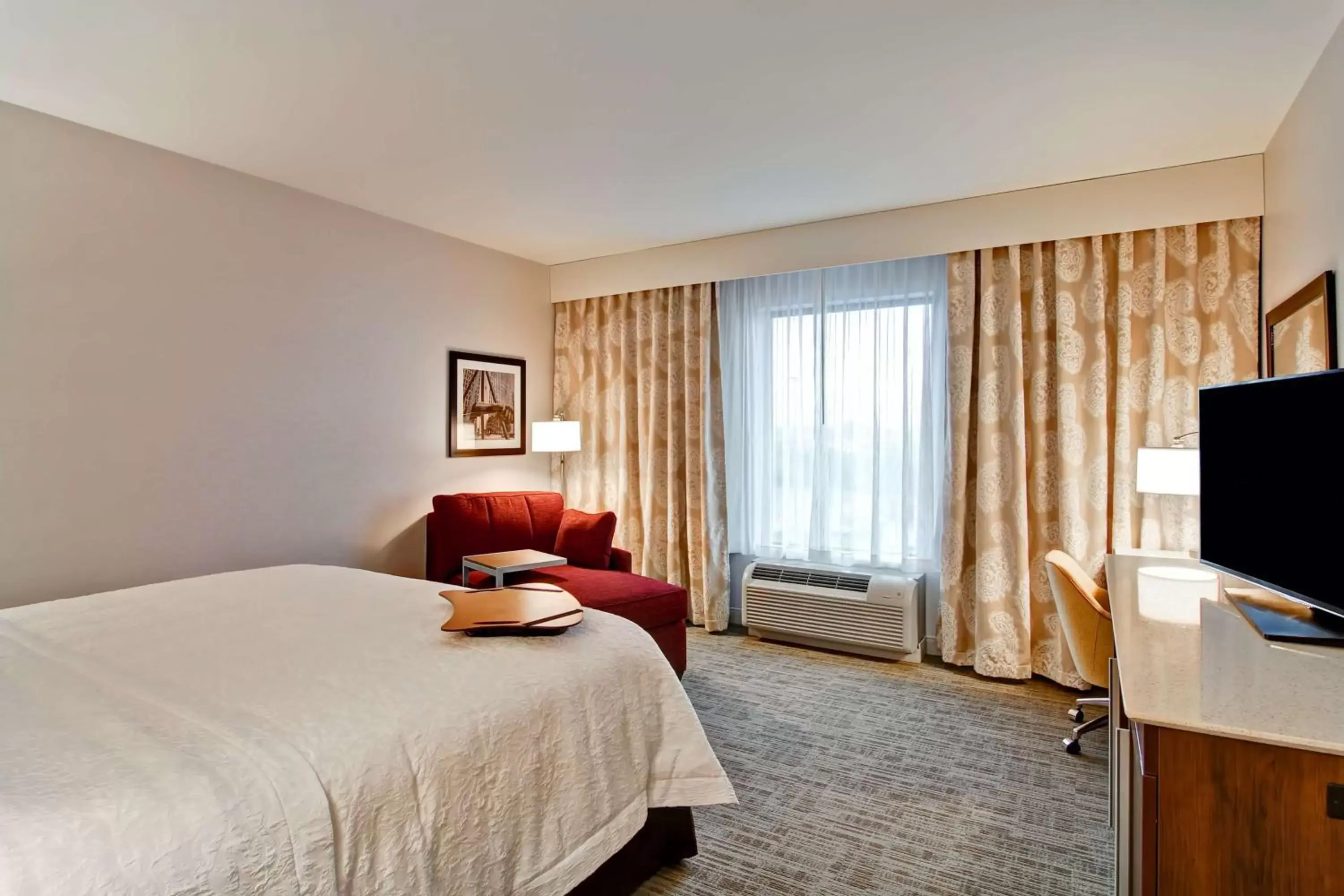 Bed in Hampton Inn & Suites Detroit/Troy