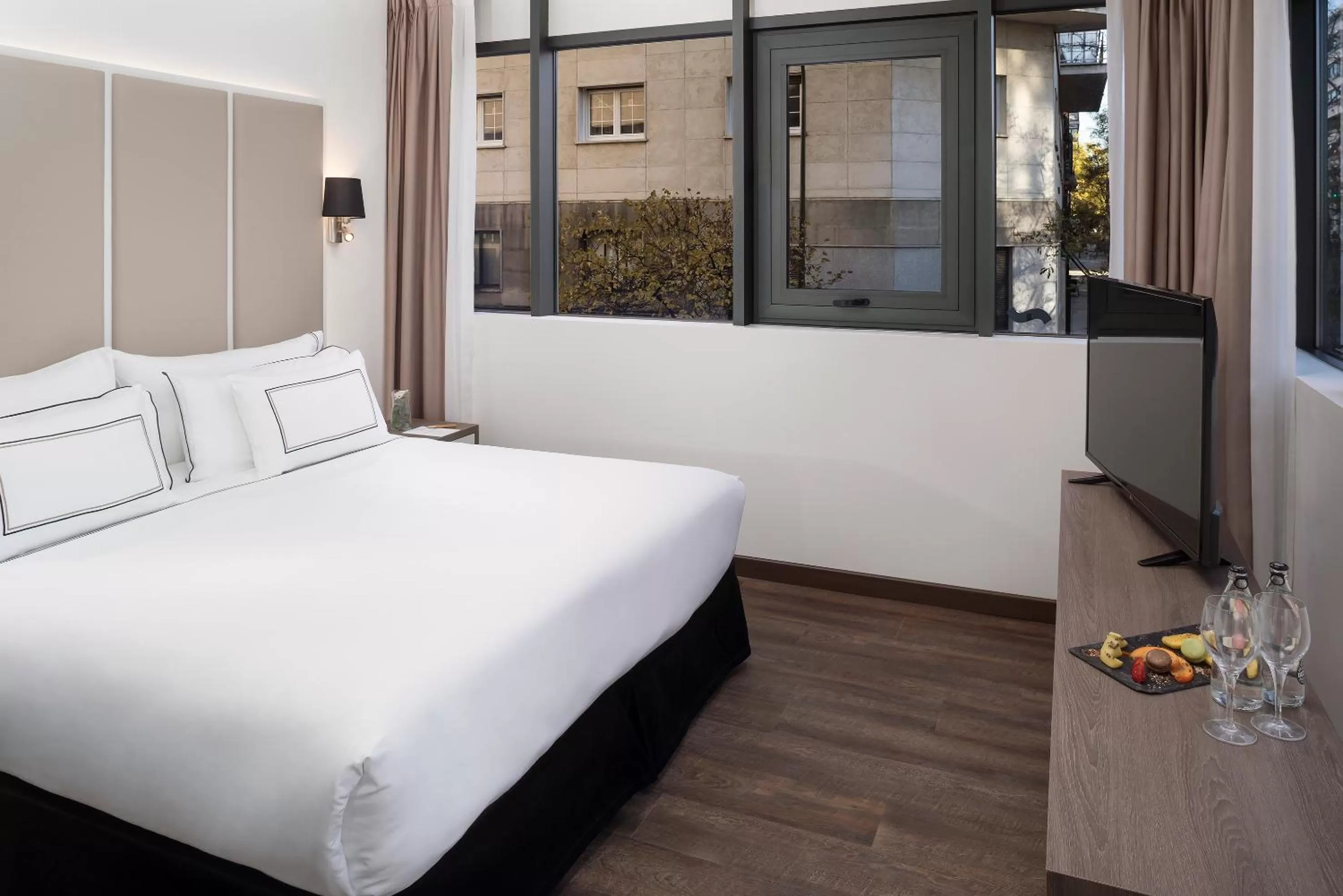 Photo of the whole room, Bed in Melia Madrid Serrano