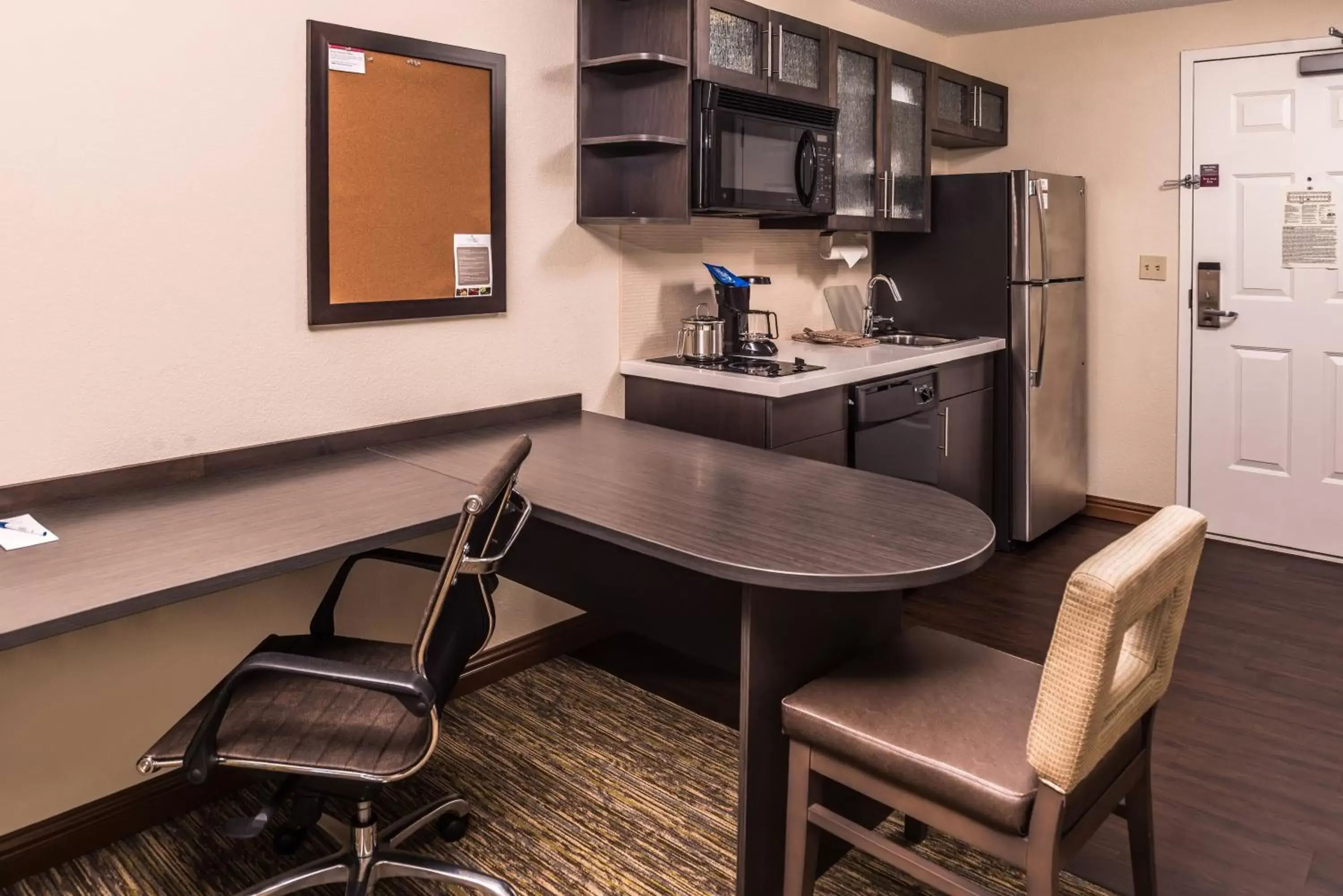 Photo of the whole room, Kitchen/Kitchenette in Candlewood Suites Kansas City, an IHG Hotel