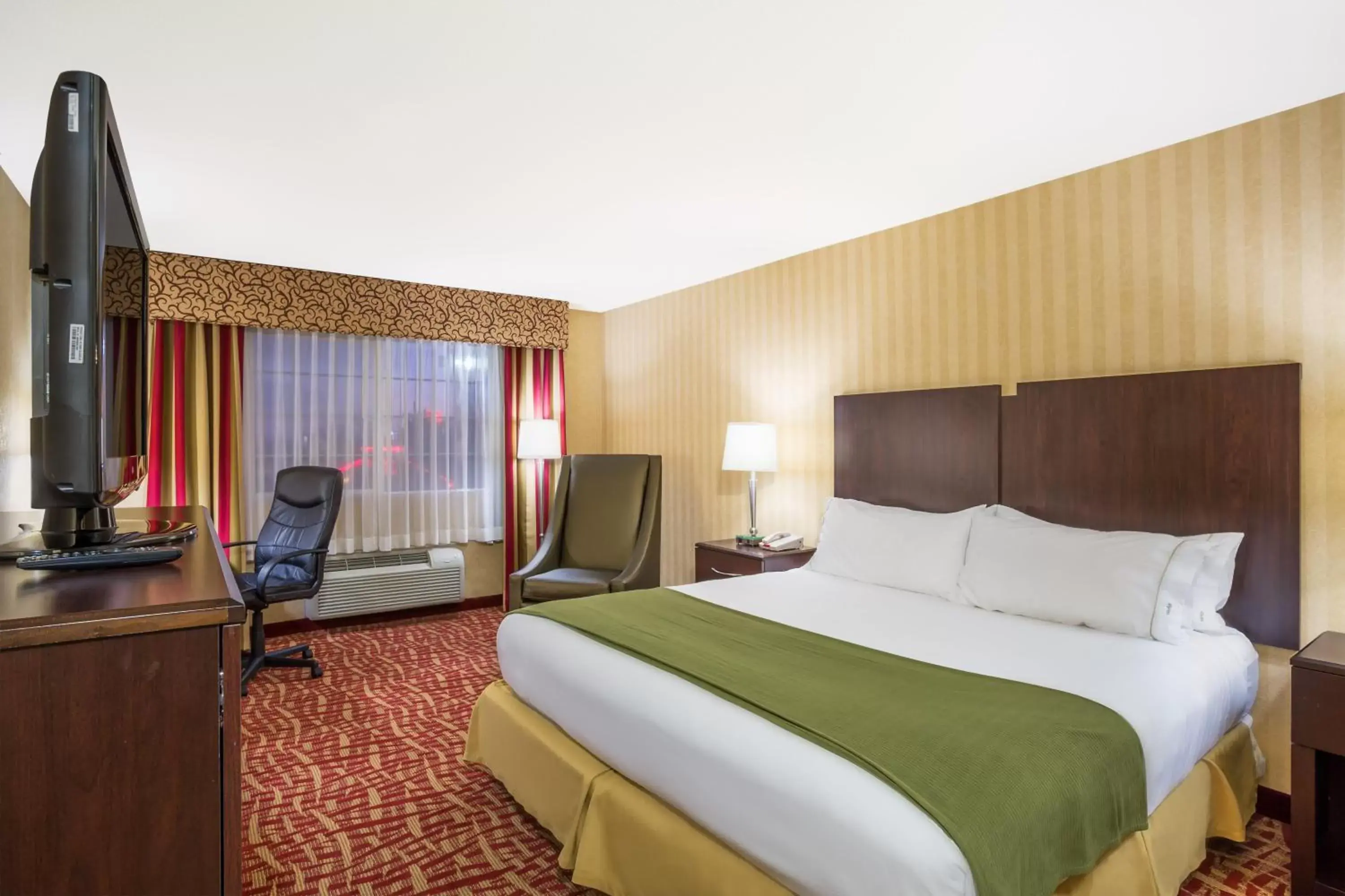 Photo of the whole room, Bed in Holiday Inn Express Layton - I-15, an IHG Hotel