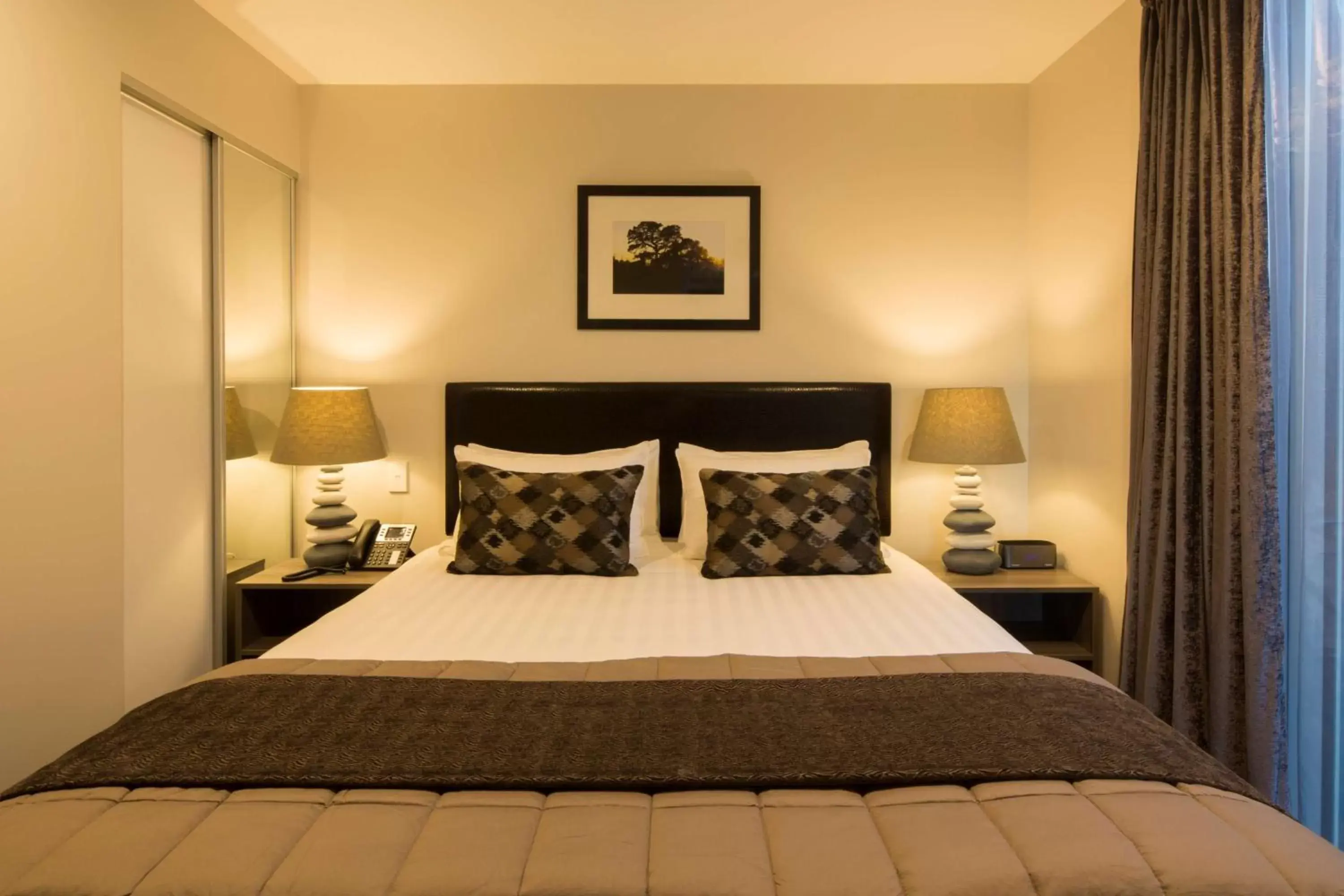 Photo of the whole room, Bed in Ramada Suites by Wyndham Queenstown Remarkables Park