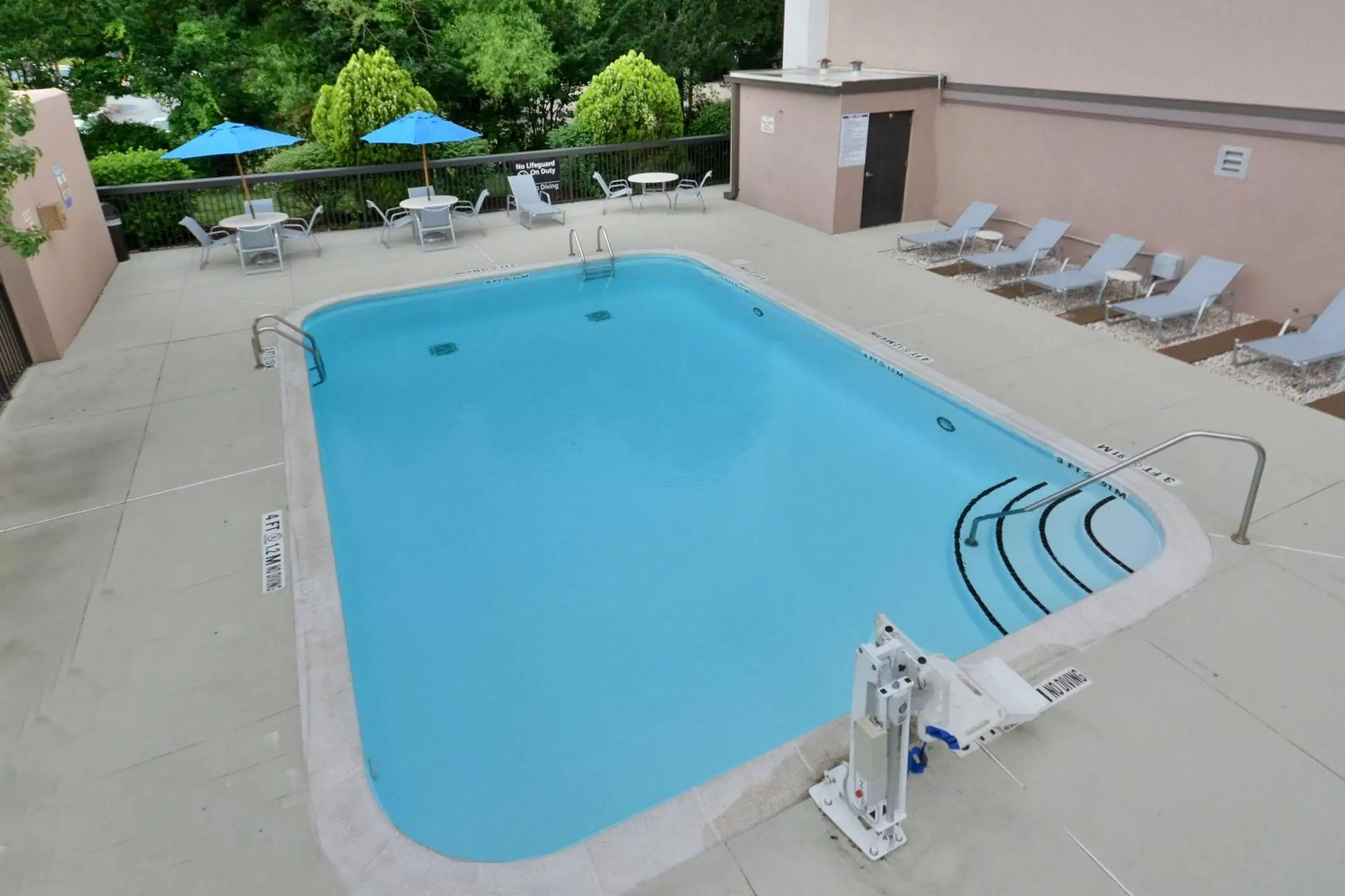 Pool View in Hampton Inn Raleigh/Durham Airport