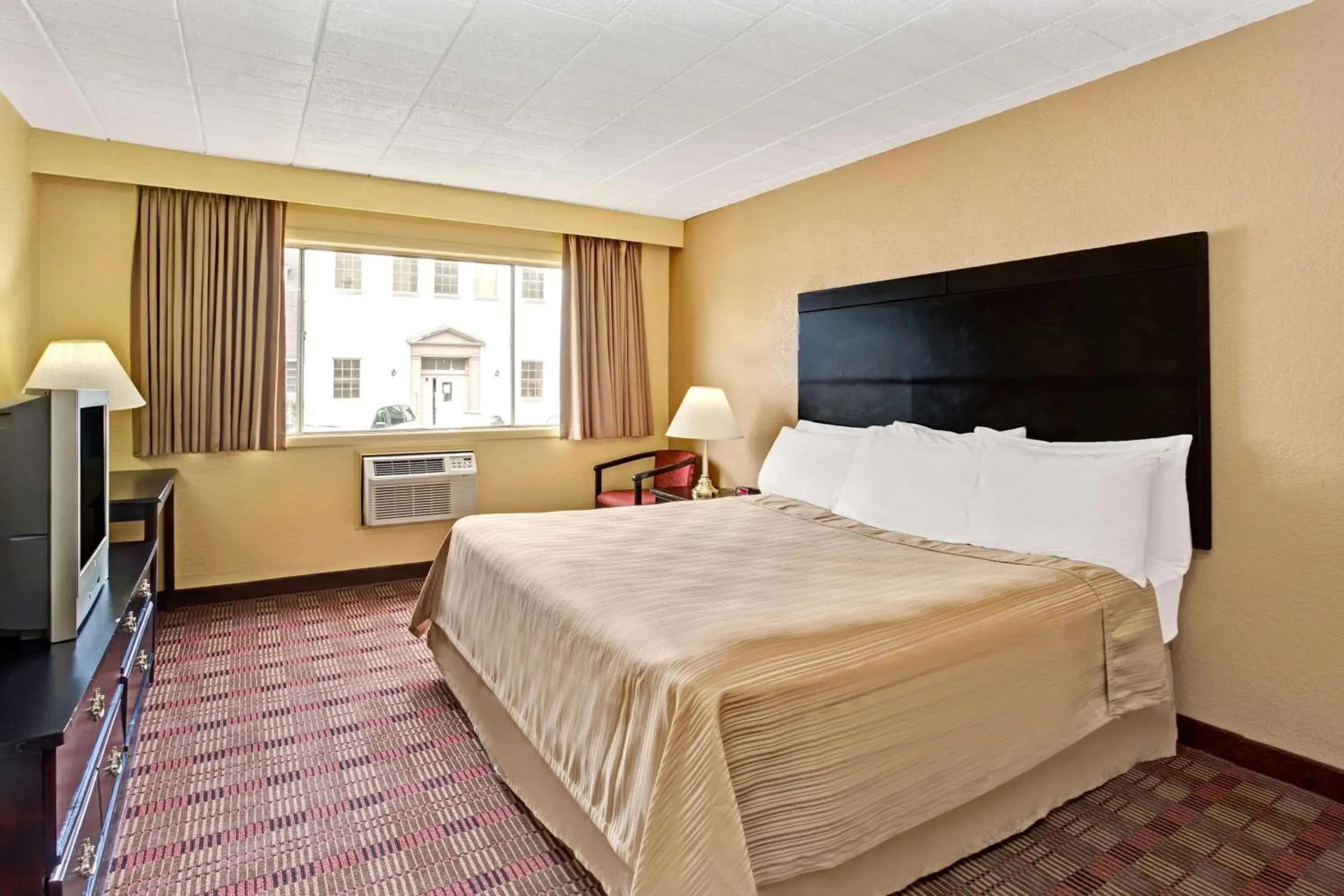 Photo of the whole room, Bed in Howard Johnson by Wyndham Pikesville