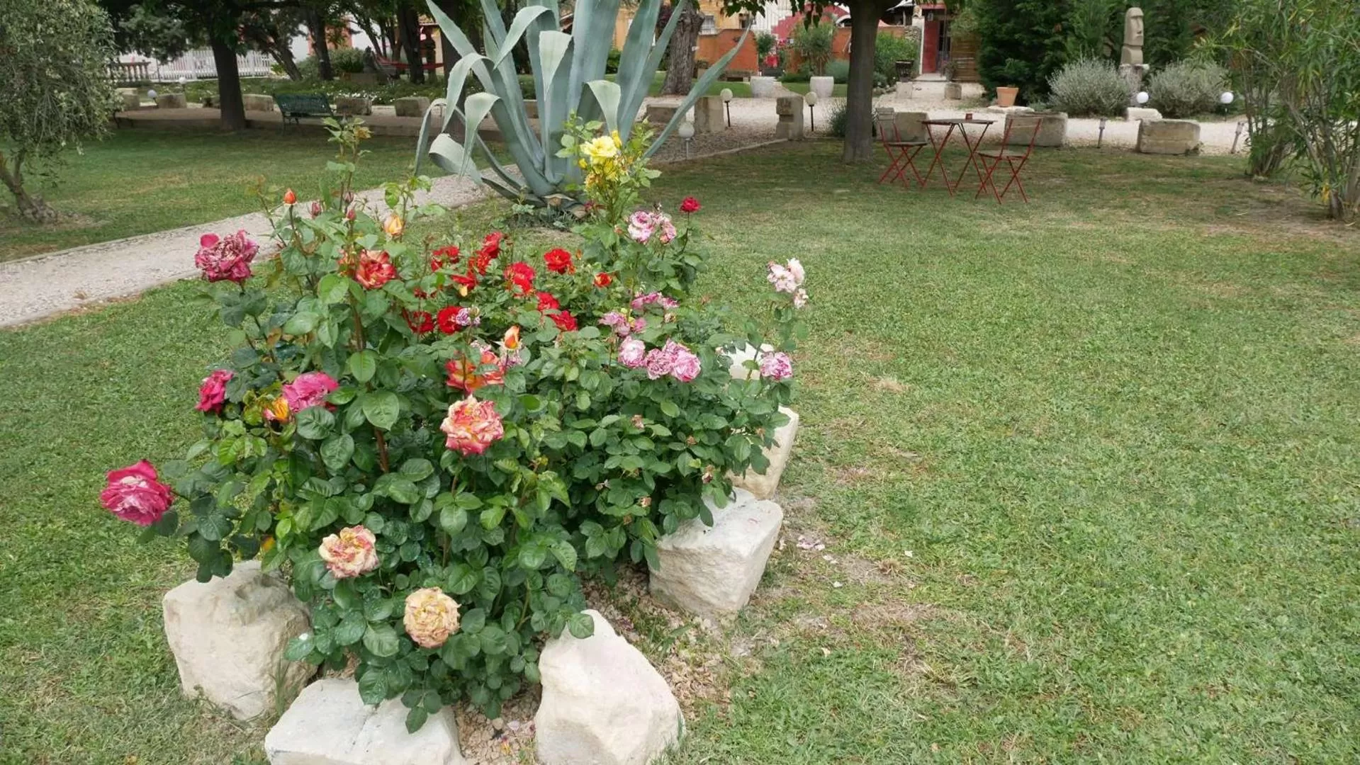 Garden view in MAS MAURANE-Chambre d'hôte avec SPA privé aux portes d'ARLES