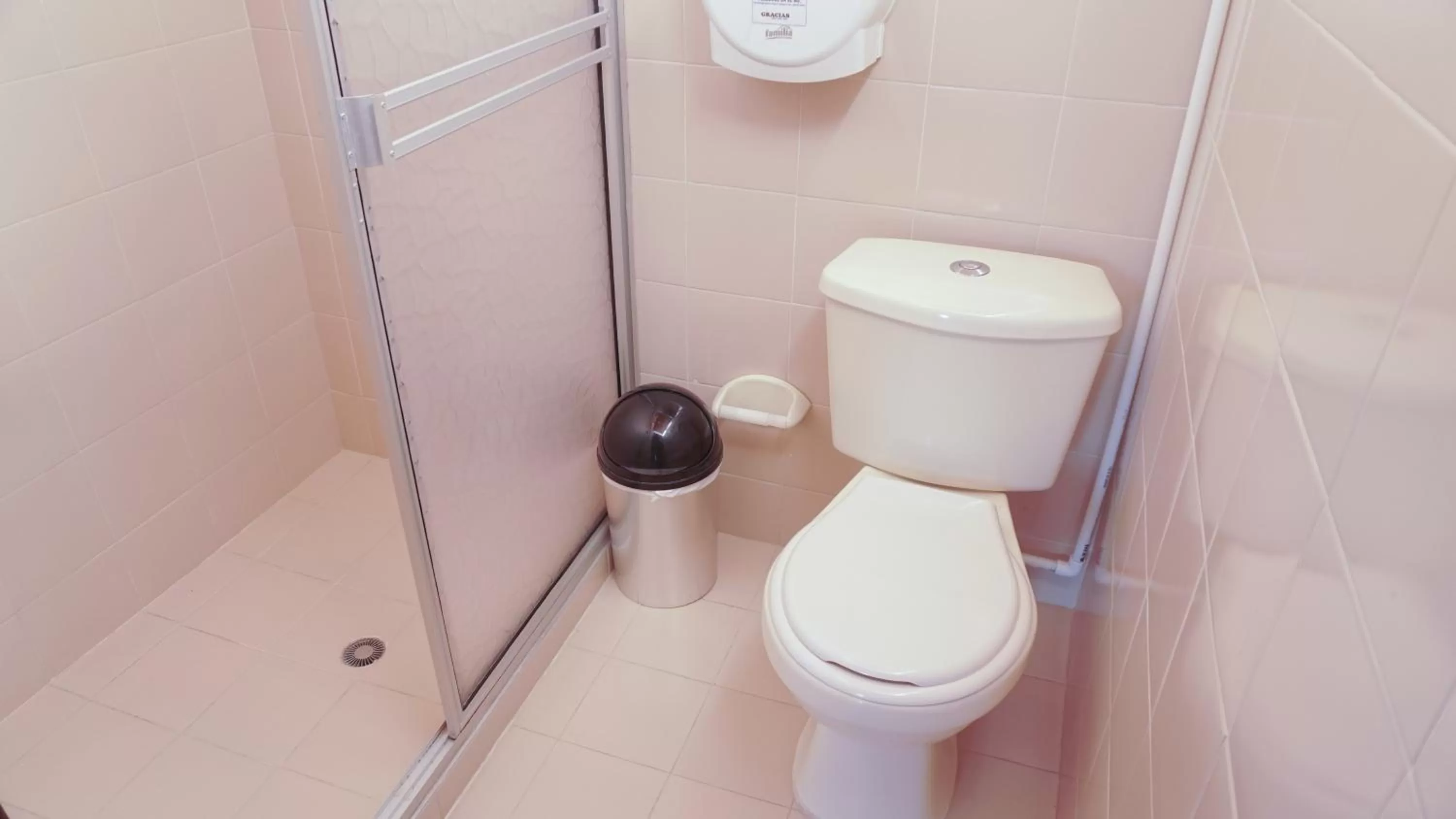 Shower, Bathroom in Hotel Balop