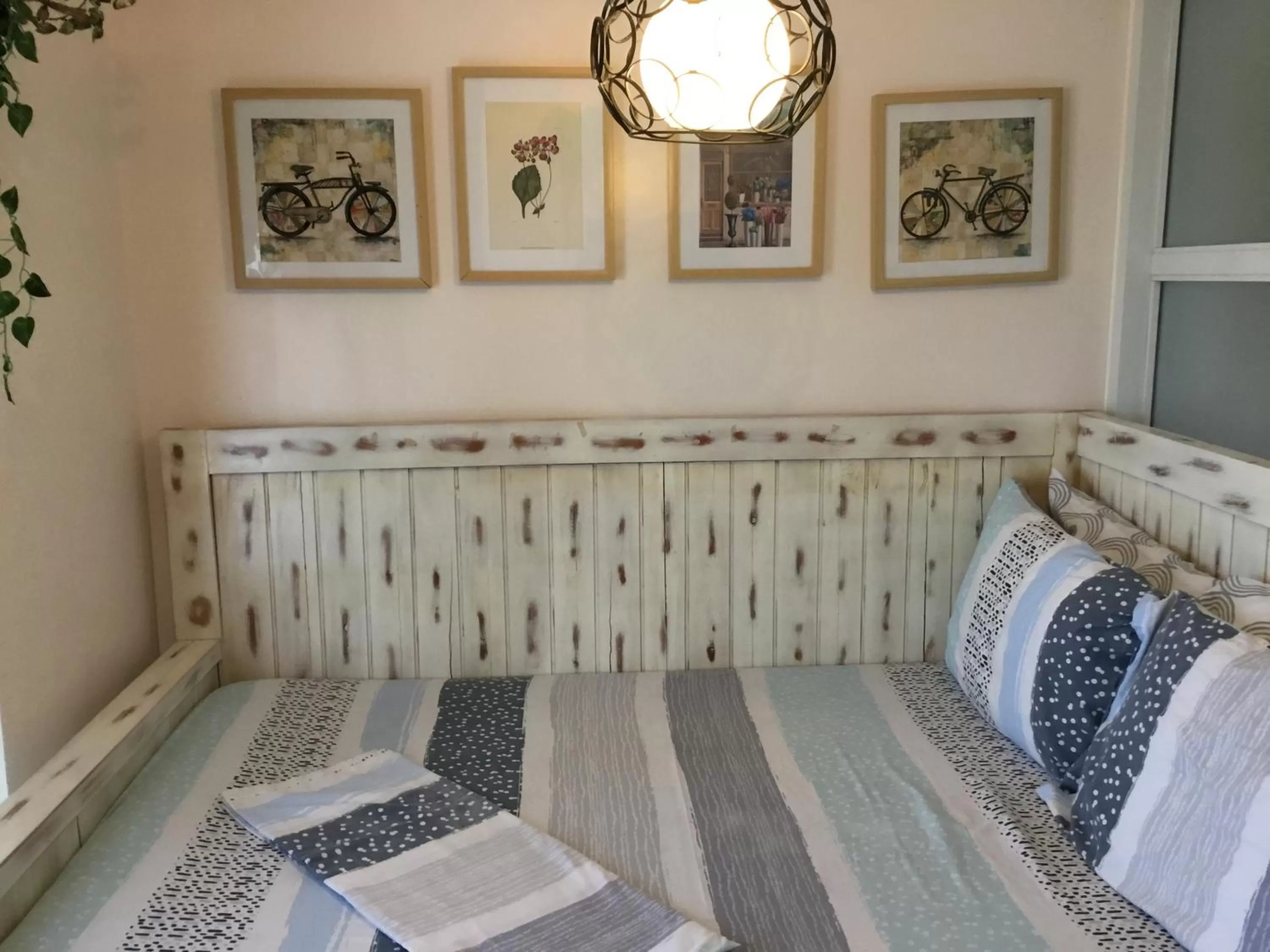 Bed in Condo with Free Swimming Pool & Viewing Deck