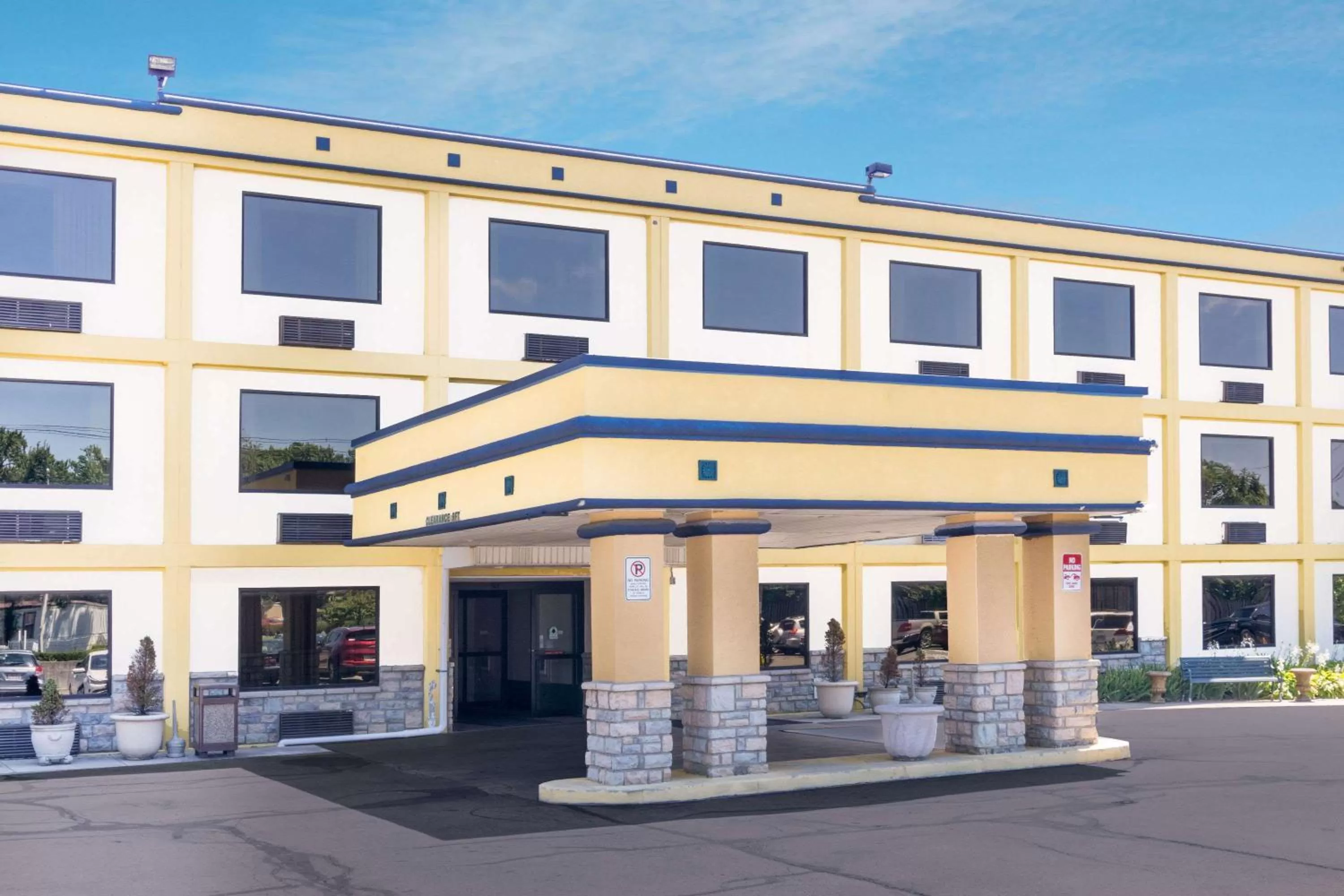 Property building in Days Inn by Wyndham Columbus Airport