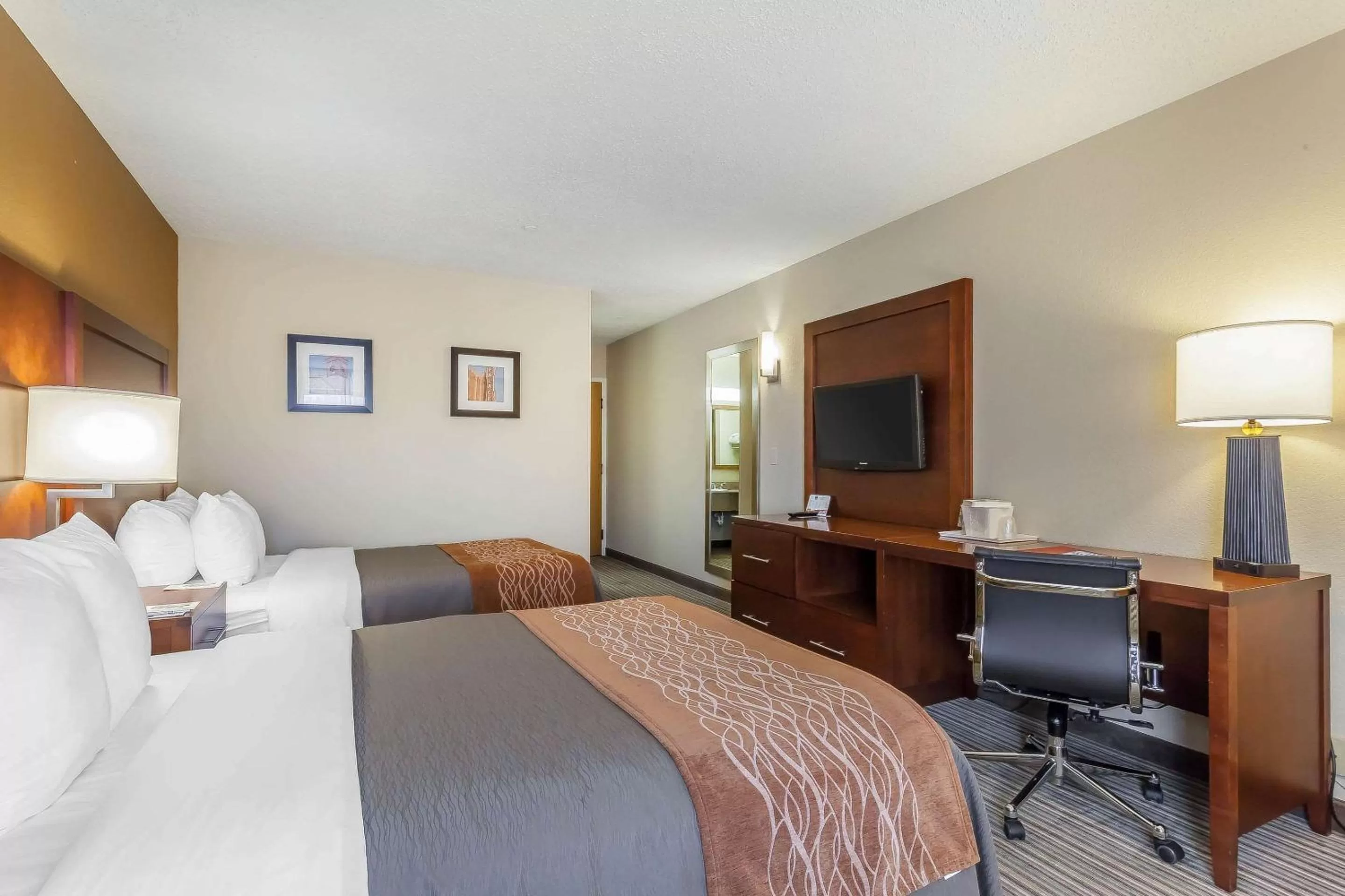 Photo of the whole room, Bed in Comfort Inn - Hall of Fame