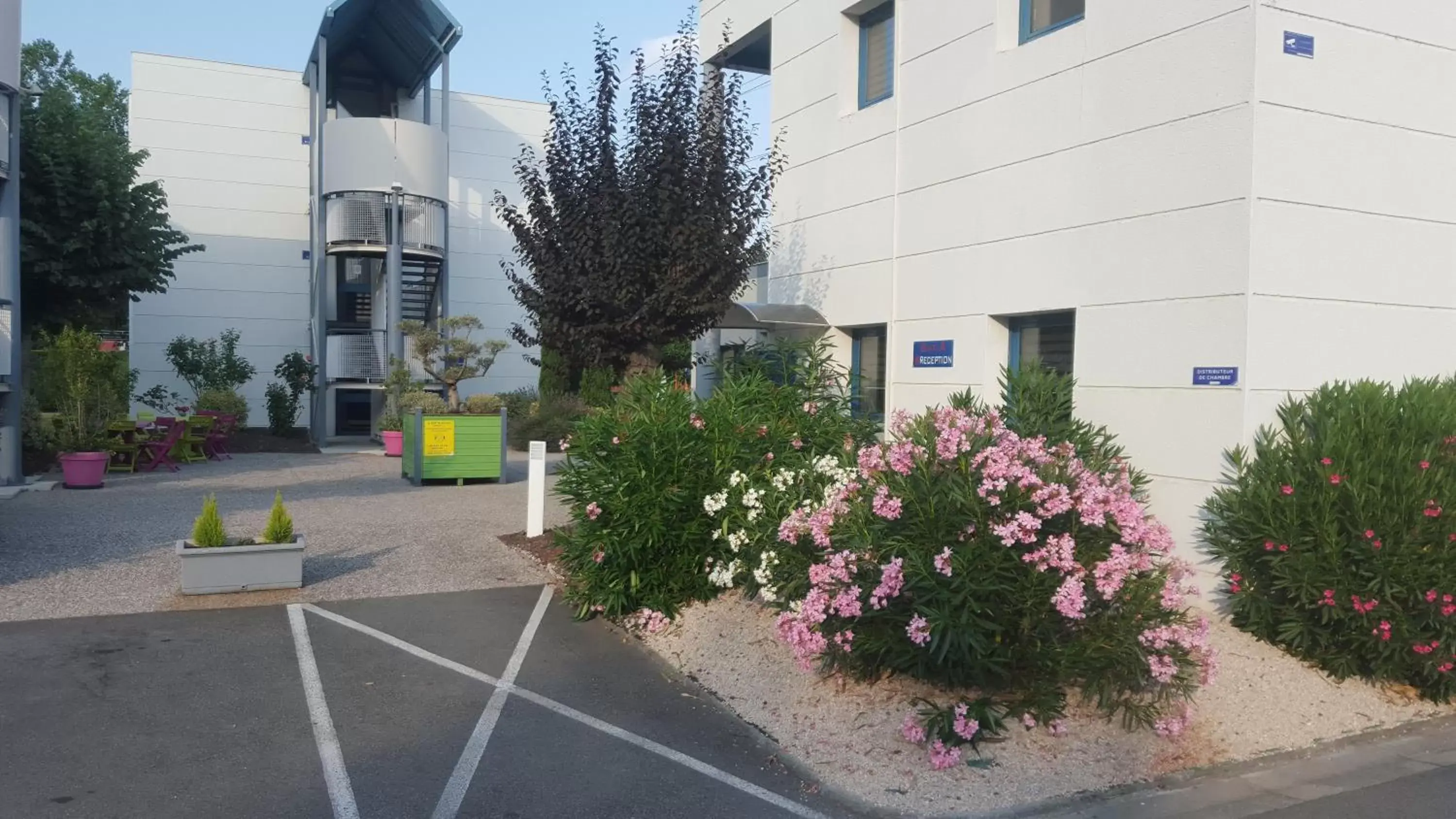 Patio, Property Building in The Originals Access, Hôtel Innostar