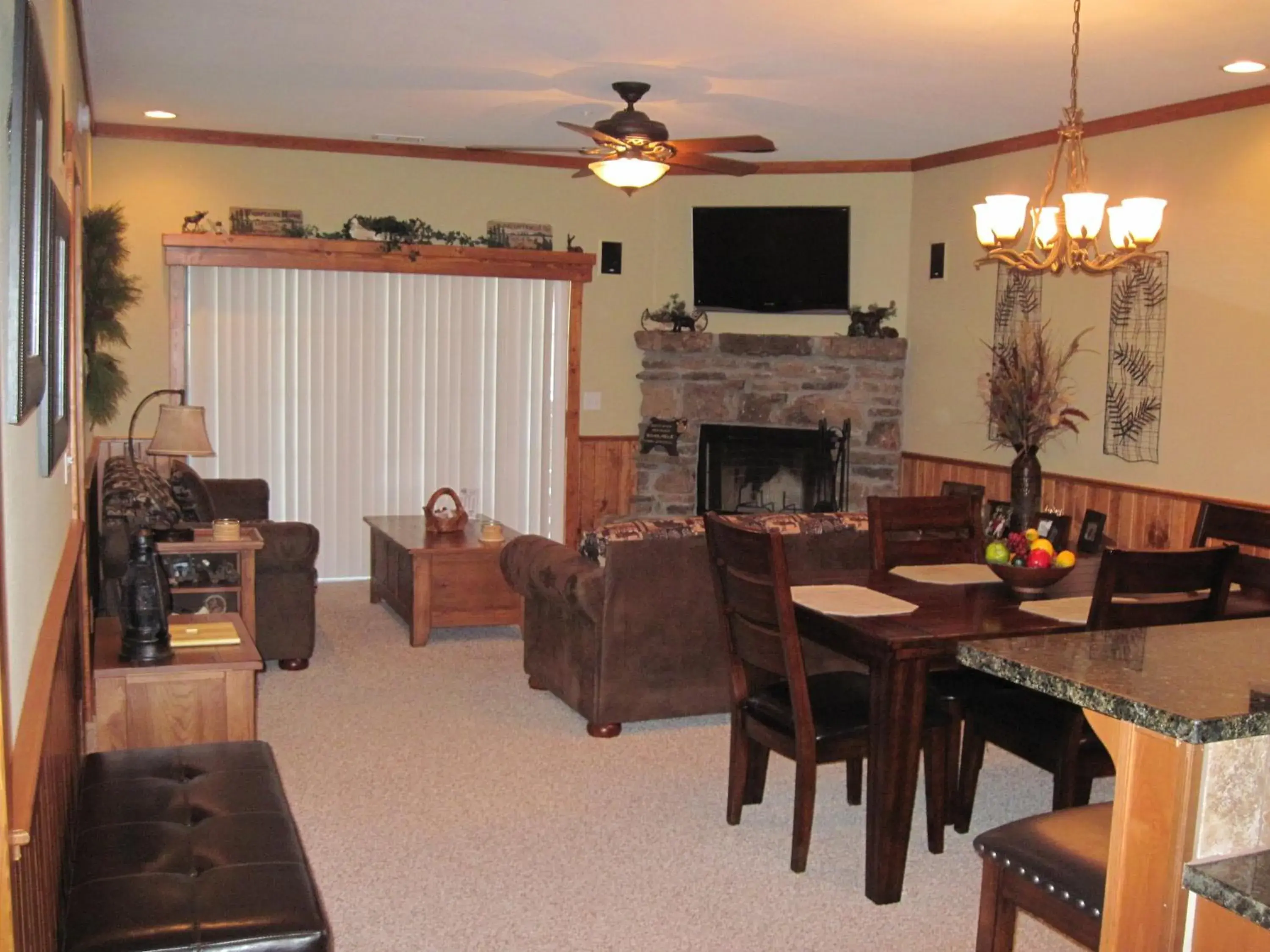 Communal lounge/ TV room in The Village At Indian Point Resort